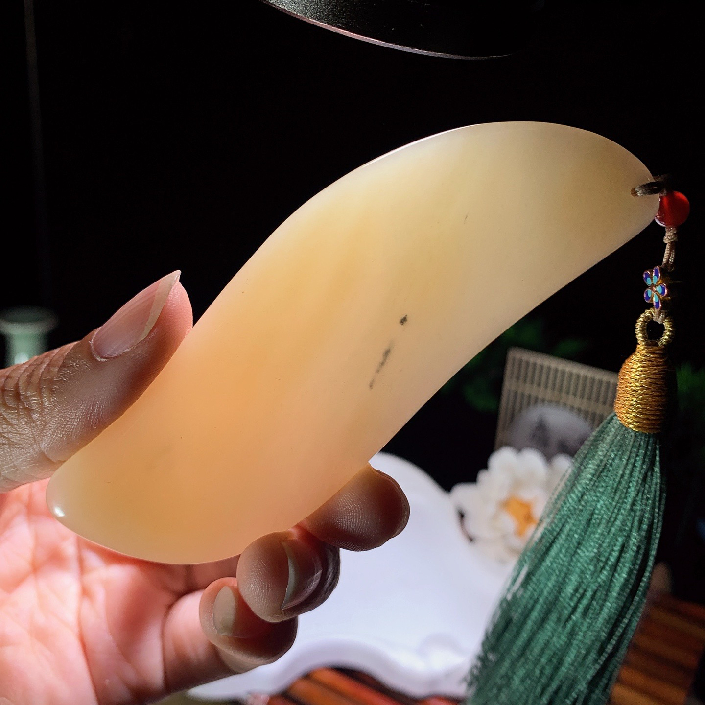 新疆且末糖刮痧板挂件。尺寸101/32/7重44.3克。玉质细腻油润。手推出油。佩戴高端典雅。lt260410