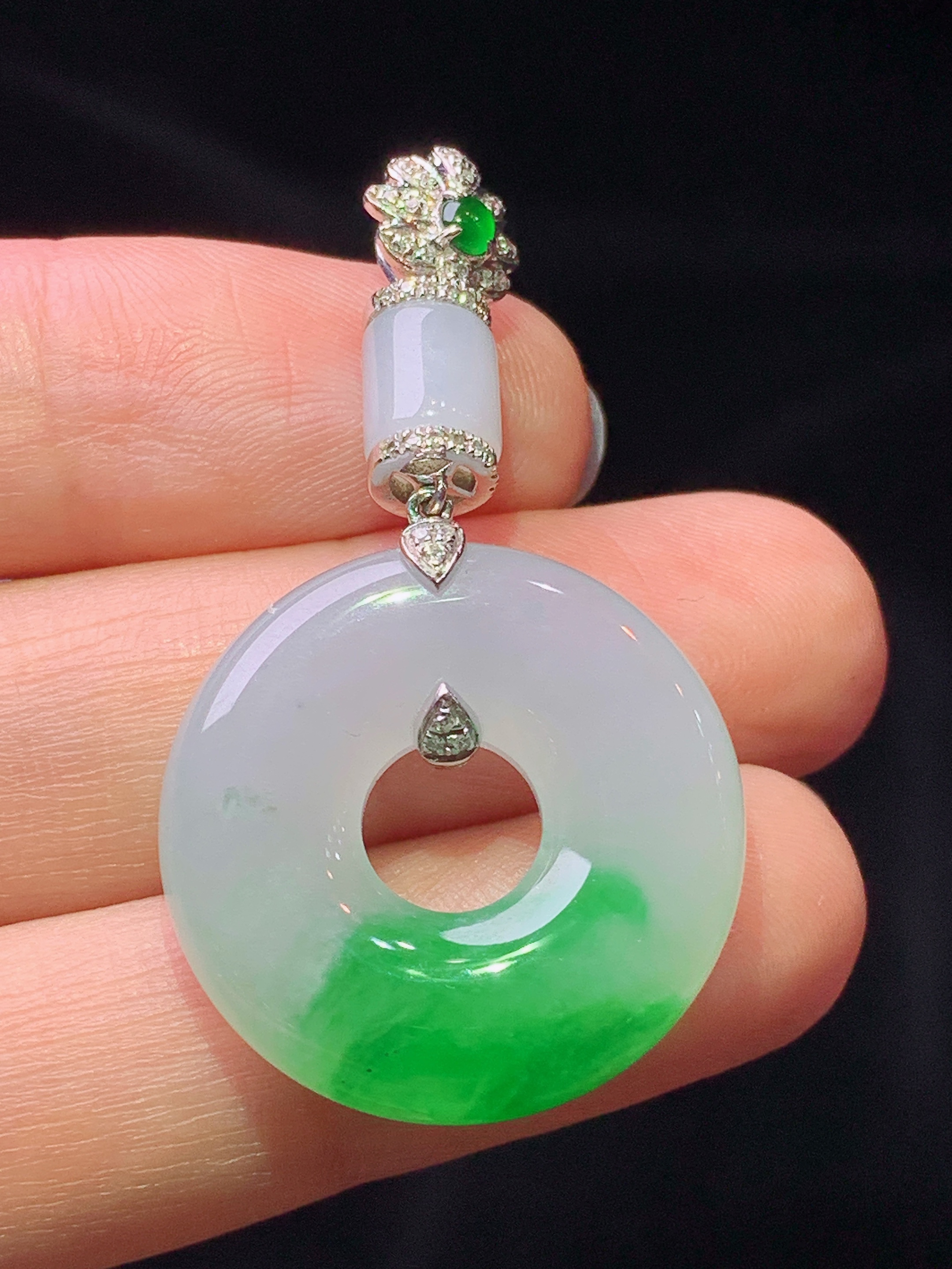 18k金钻镶嵌飘绿平安环 玉质细腻 色泽艳丽清新 水润亮眼 整体尺寸42*23*5.8x1