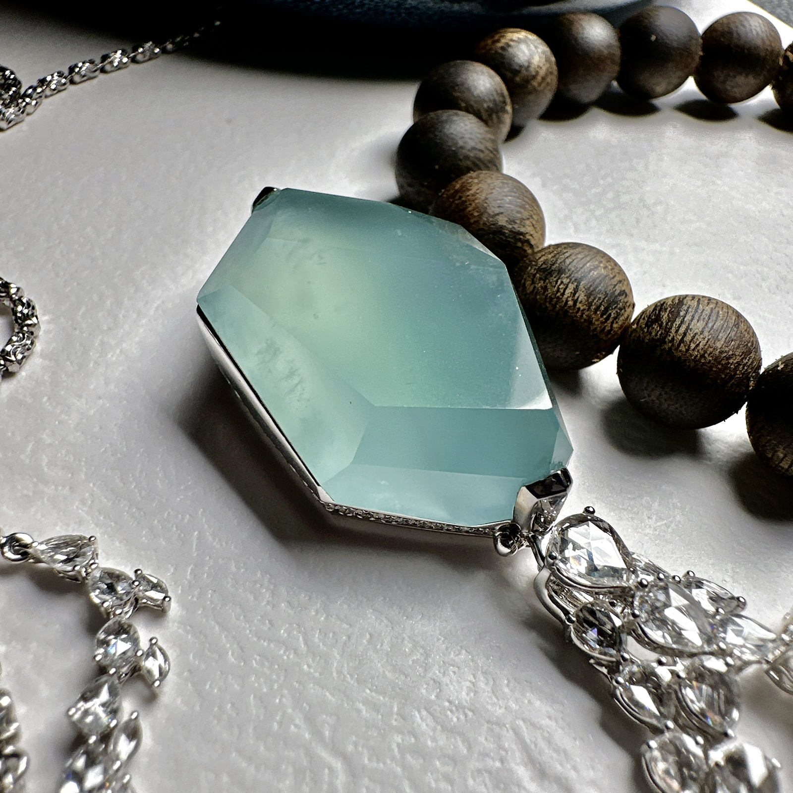 【冰种天空蓝随形吊坠】质地非常细腻干净，冰润十足，种老冰透，收藏品质。18k金钻镶嵌，裸石尺寸33*21*9.8毫米