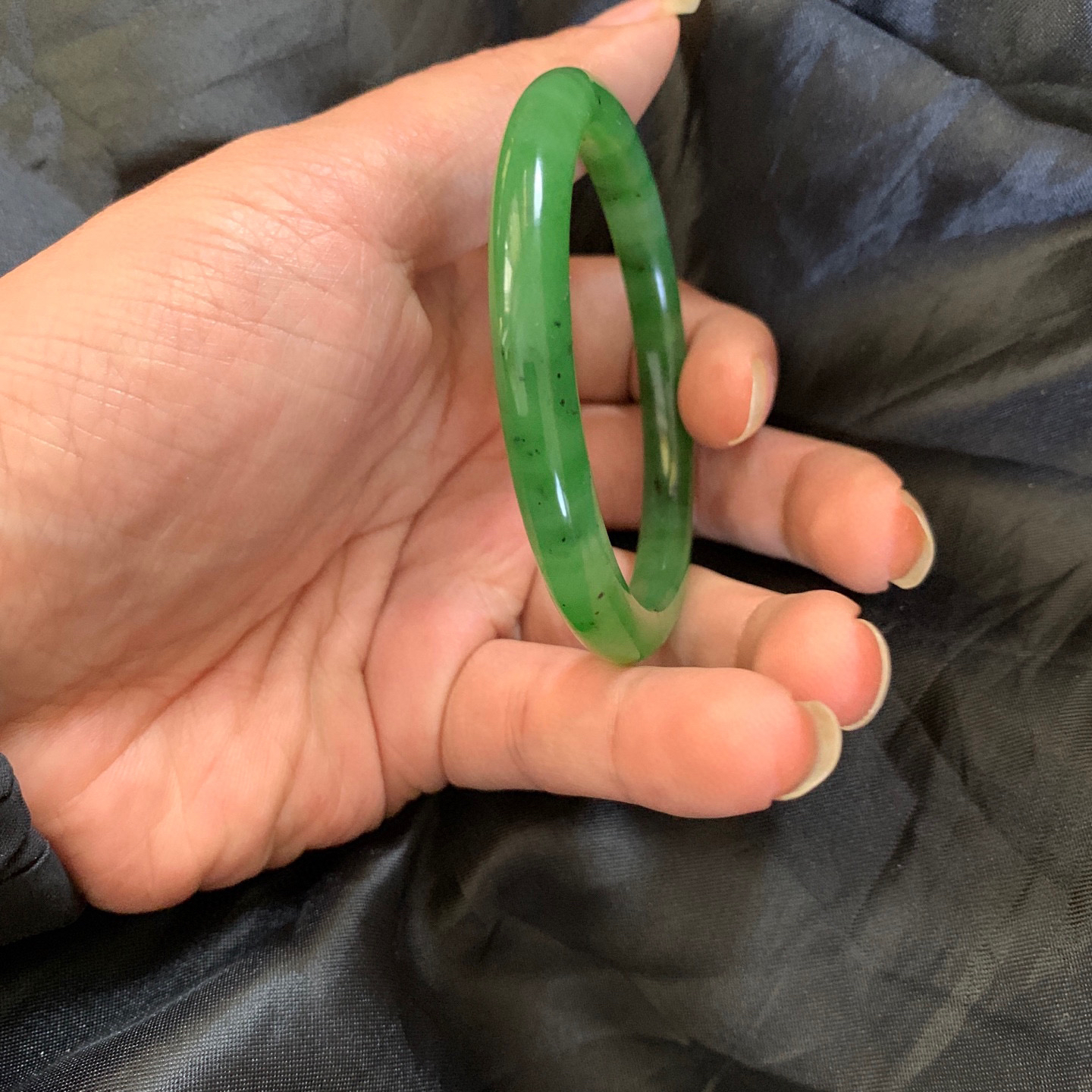 55圈口和田玉碧玉阳绿色手镯，和田玉55圈口手镯，镯型古朴典雅。在诗情画意的雨巷相遇，你是我腕间的一抹风情，有你眸有深情.清风荡漾湖间静水，我愿俯身低眉，在烟波涟漪处寻