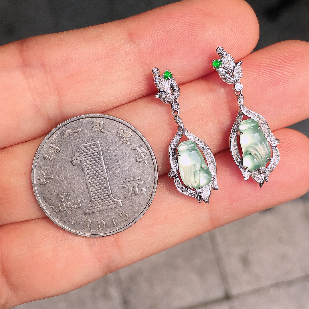 冰种【掌上明珠】耳坠，玉质细腻，荧光感超
强，饱满圆润，尽显优雅气质，18k
金豪华镶嵌