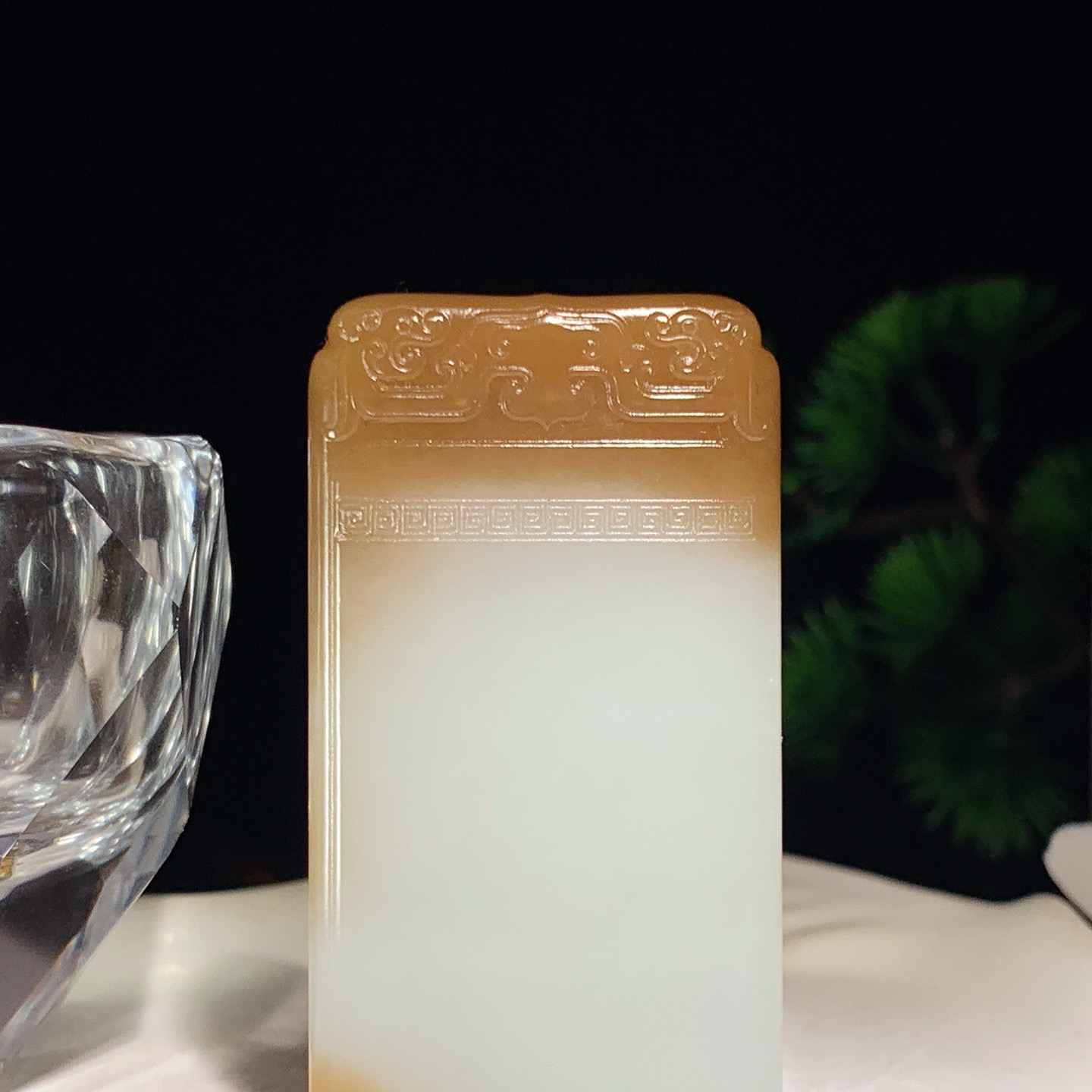 新疆且末糖平安无事牌挂件。尺寸58/32/13重64.7克。玉质细腻油润。手推出油。佩戴高端典雅。lt260410