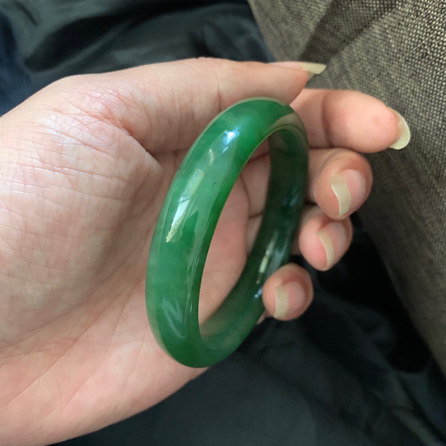 57.5圈口和田玉碧玉冰底阳绿色手镯，和田玉57.5圈口手镯，镯型古朴典雅。在诗情画意的雨巷相遇，你