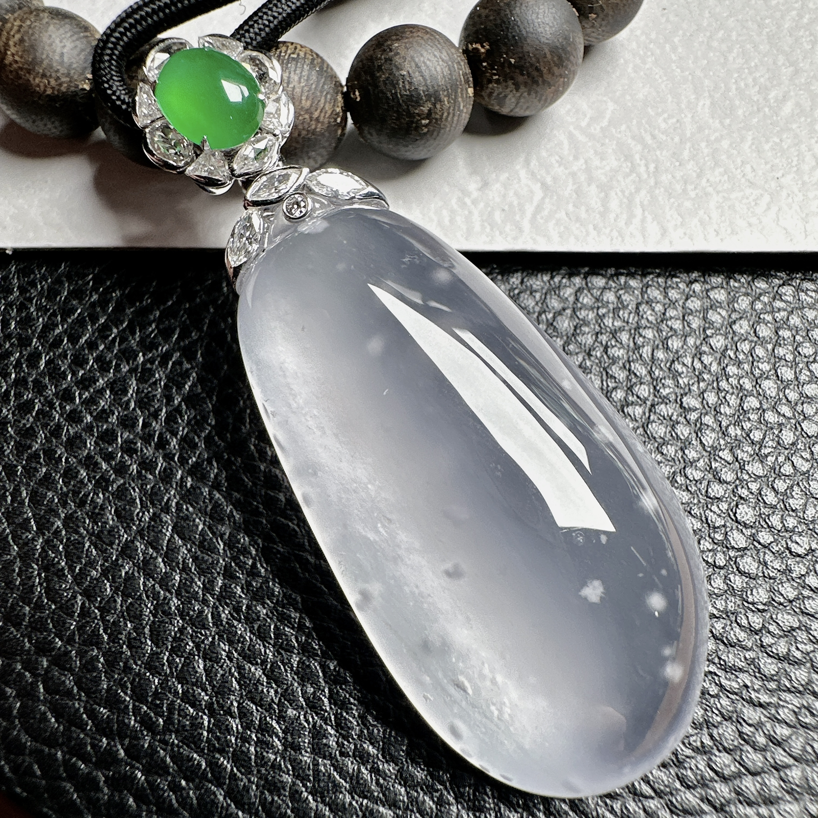 【玻璃种福瓜吊坠】雪花棉老料，种水上乘，晶莹剔透，纯净通透，莹光感很强。收藏品质，18k金钻镶嵌，裸石尺寸46*22.6*10.7毫米