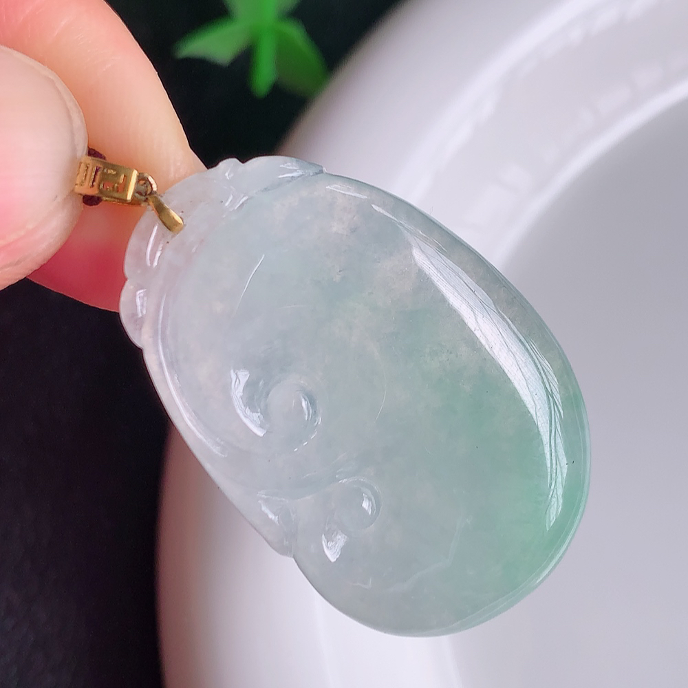 18k金扣冰润飘花吉祥如意翡翠吊坠  寓意“万事如意，吉祥如意,福寿绵长 心想事成”饱满大气，通透水