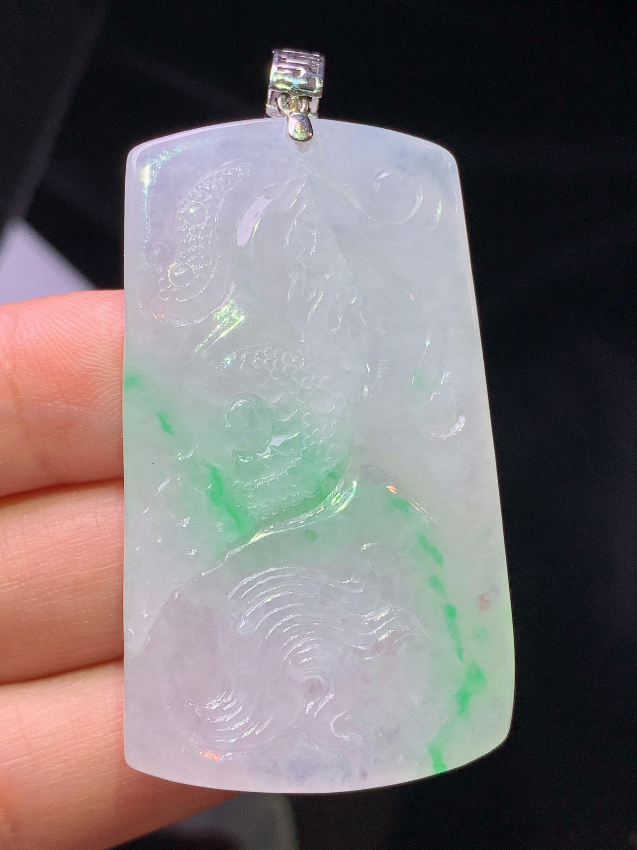 18k金镶嵌飘绿山水牌子吊坠 玉质细腻 色泽艳丽清新 水润亮眼 整体尺寸58*28.5*5.6x1