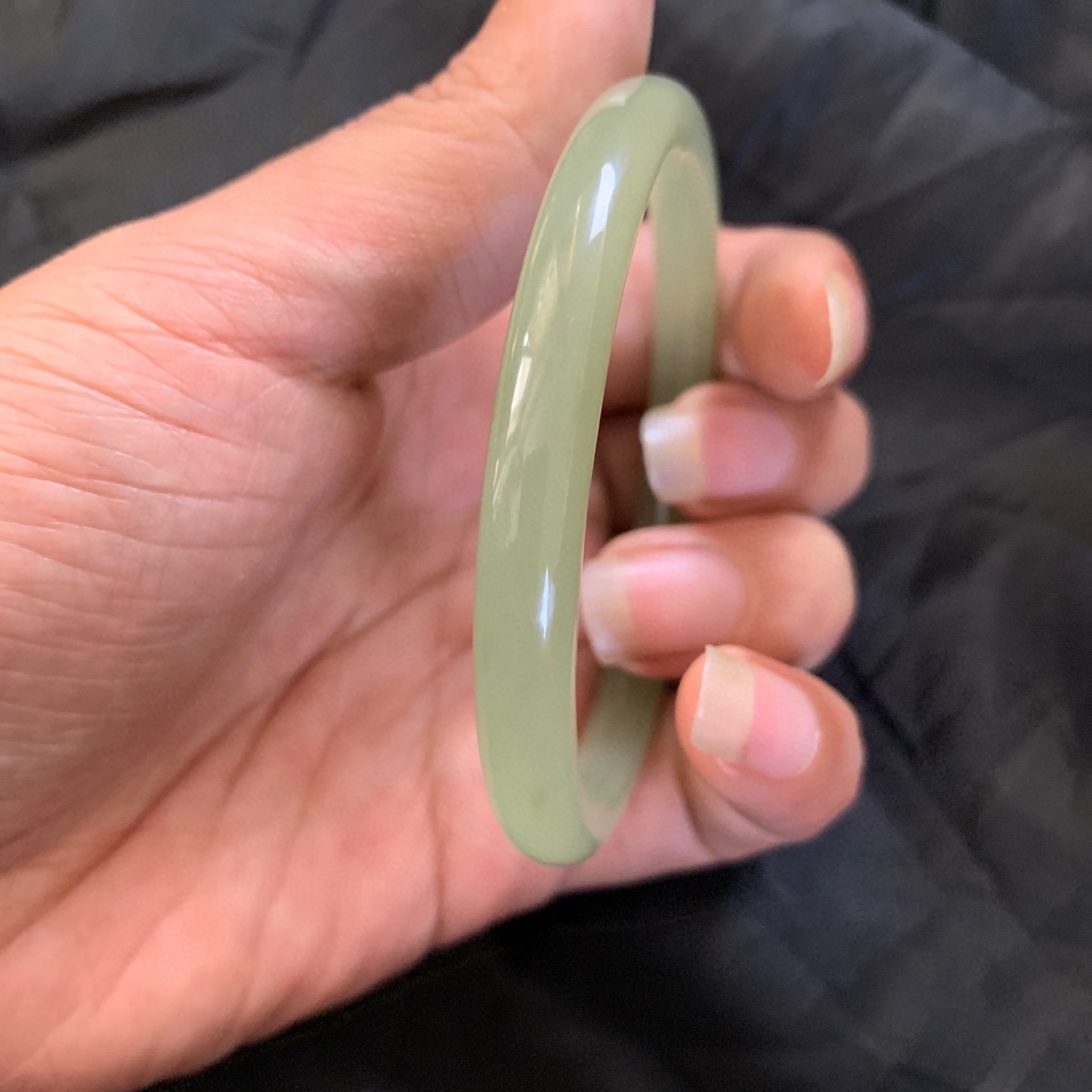 57.9圈口和田玉晴水色圆条手镯，和田玉57.9圈口手镯，镯型古朴典雅。在诗情画意的雨巷相遇，你是我腕间的一抹风情，有你眸有深情.清风荡漾湖间静水，我愿俯身低眉，在烟波涟漪处寻