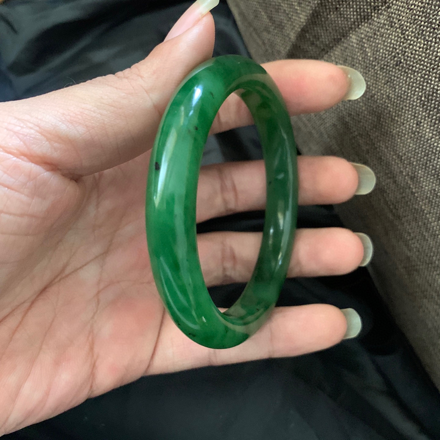 61圈口和田玉碧玉阳绿色手镯，和田玉61圈口手镯，镯型古朴典雅。在诗情画意的雨巷相遇，你是我腕间的一抹风情，有你眸有深情.清风荡漾湖间静水，我愿俯身低眉，在烟波涟漪处寻