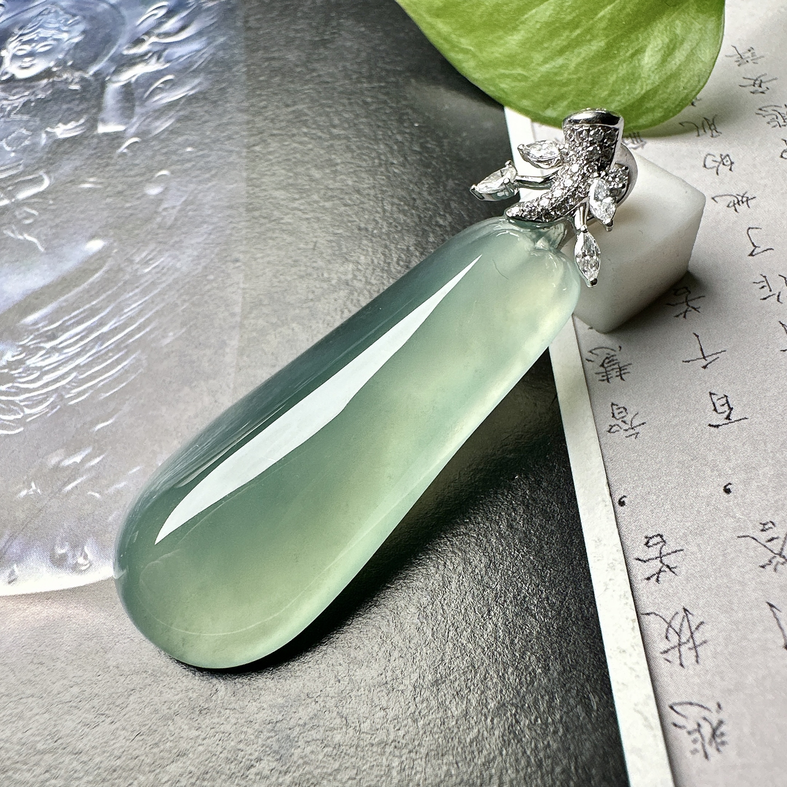 【冰种晴蓝福瓜】质地冰润细腻，种老起光，收藏品质，18K金钻镶嵌，裸石尺寸47*19.1*9.4毫米