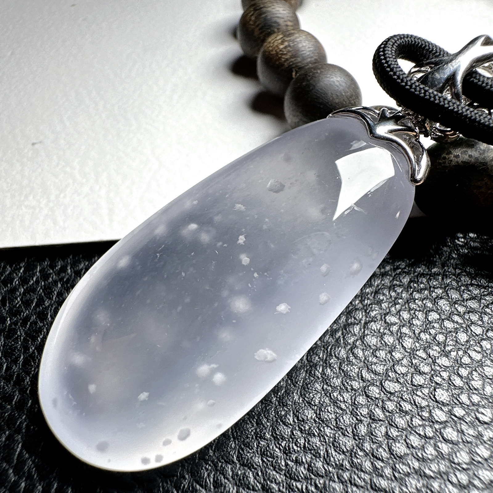 【玻璃种福瓜吊坠】雪花棉老料，种水上乘，晶莹剔透，纯净通透，莹光感很强。收藏品质，18k金钻镶嵌，裸石尺寸46*22.6*10.7毫米