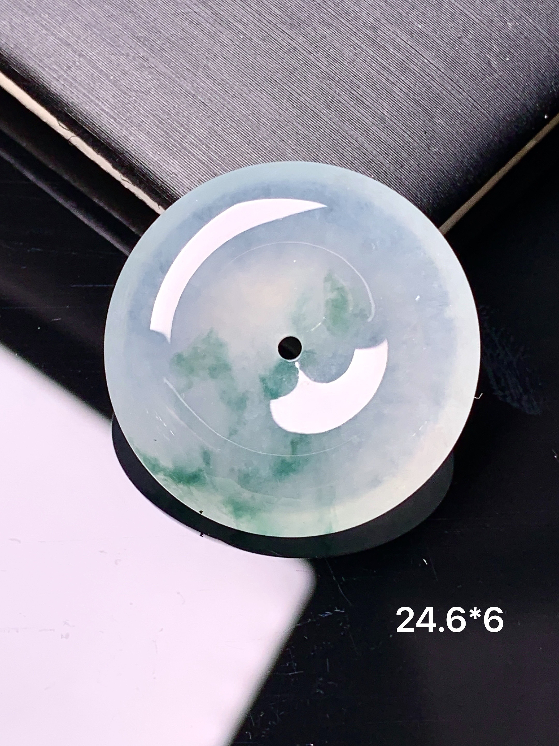 冰种平安扣吊坠 玉质细腻 色泽艳丽清新 水润亮眼 整体尺寸24.6*6x1