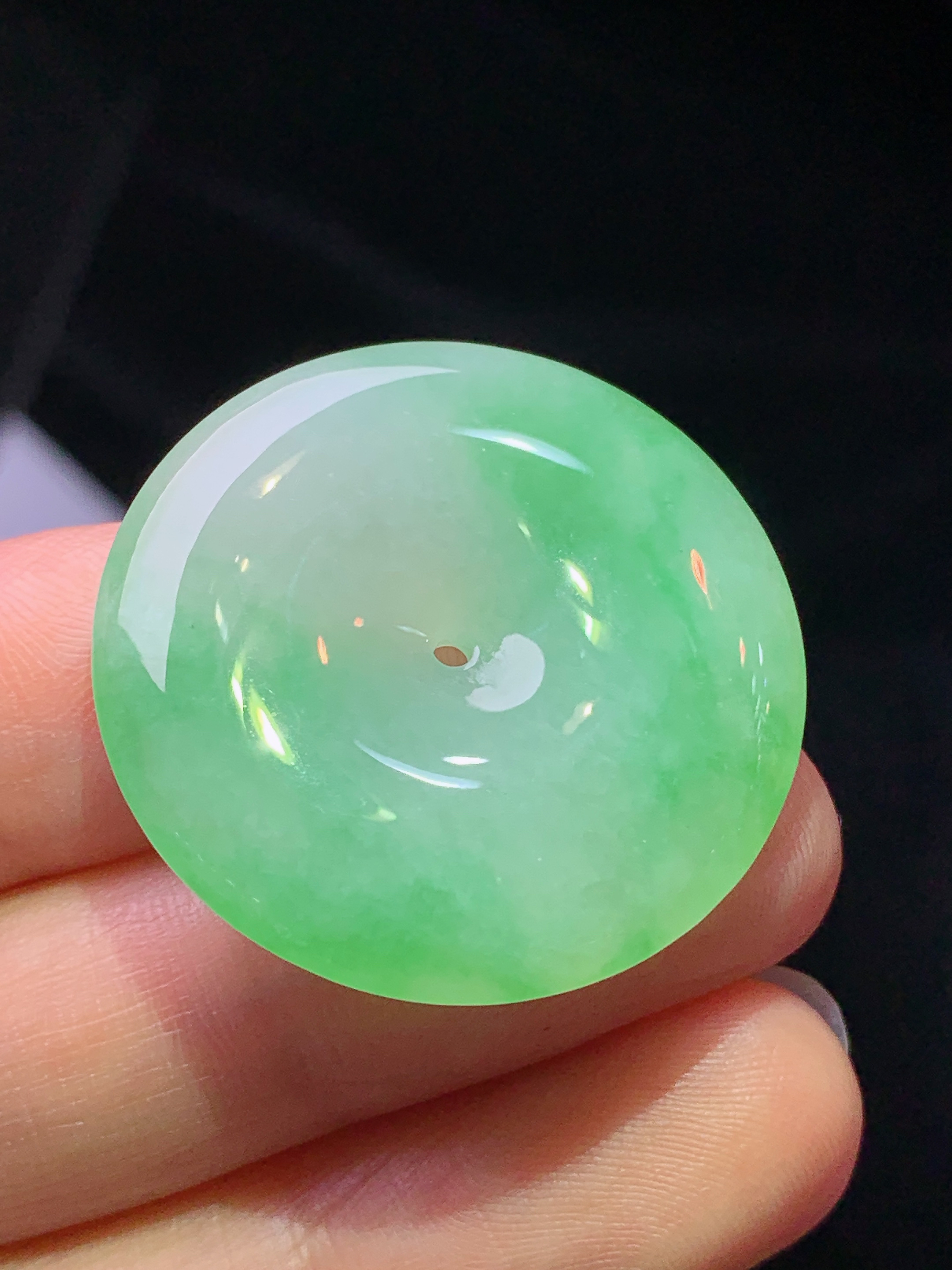 飘绿平安扣吊坠 玉质细腻 色泽艳丽清新 水润亮眼 整体尺寸29*5.5x1