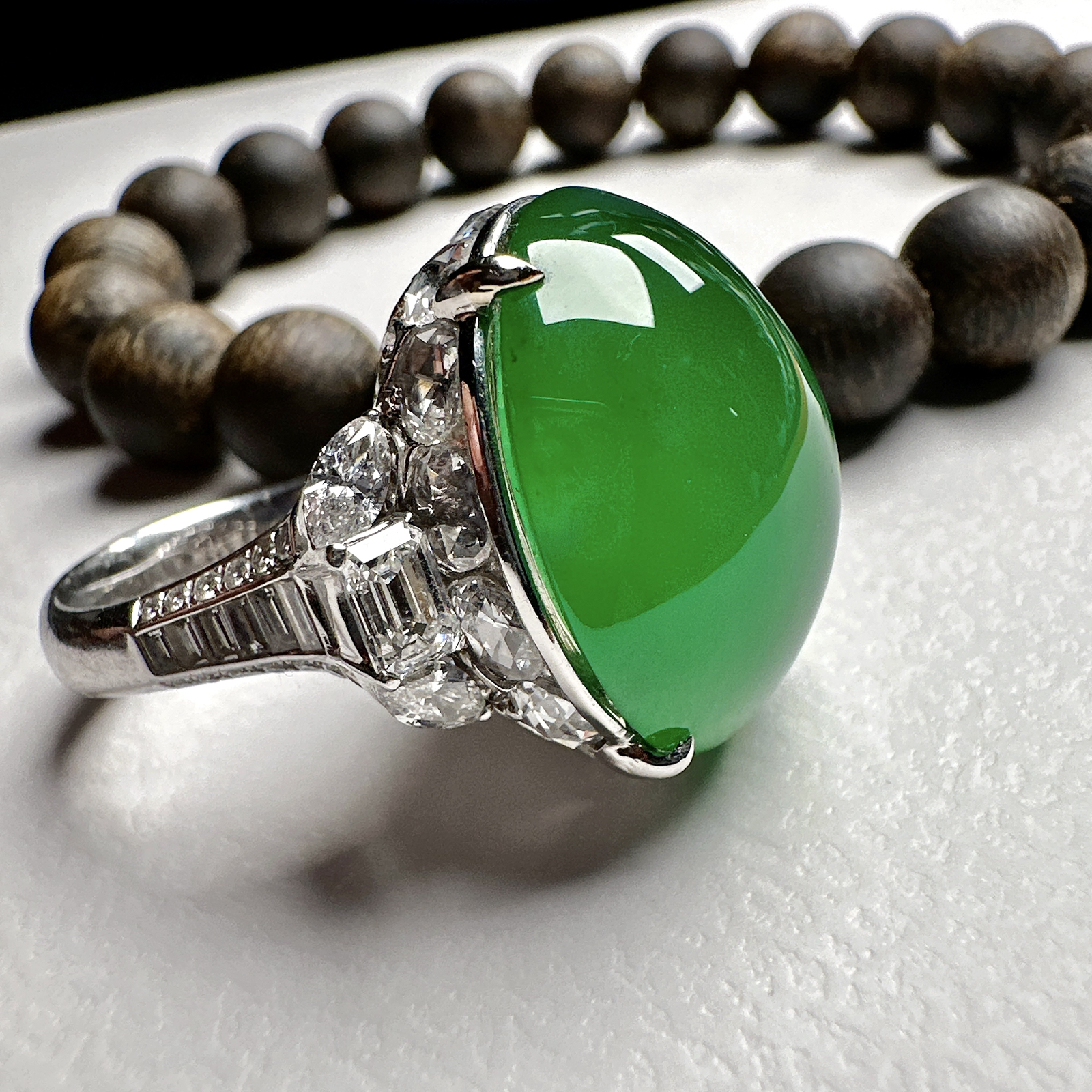 【冰种满绿鸽子蛋戒指】质地细腻，冰感十足，通透闪亮，饱满圆润，纯净度没得说，18k金钻镶嵌，裸石尺寸21.6*20.1*9.6毫米