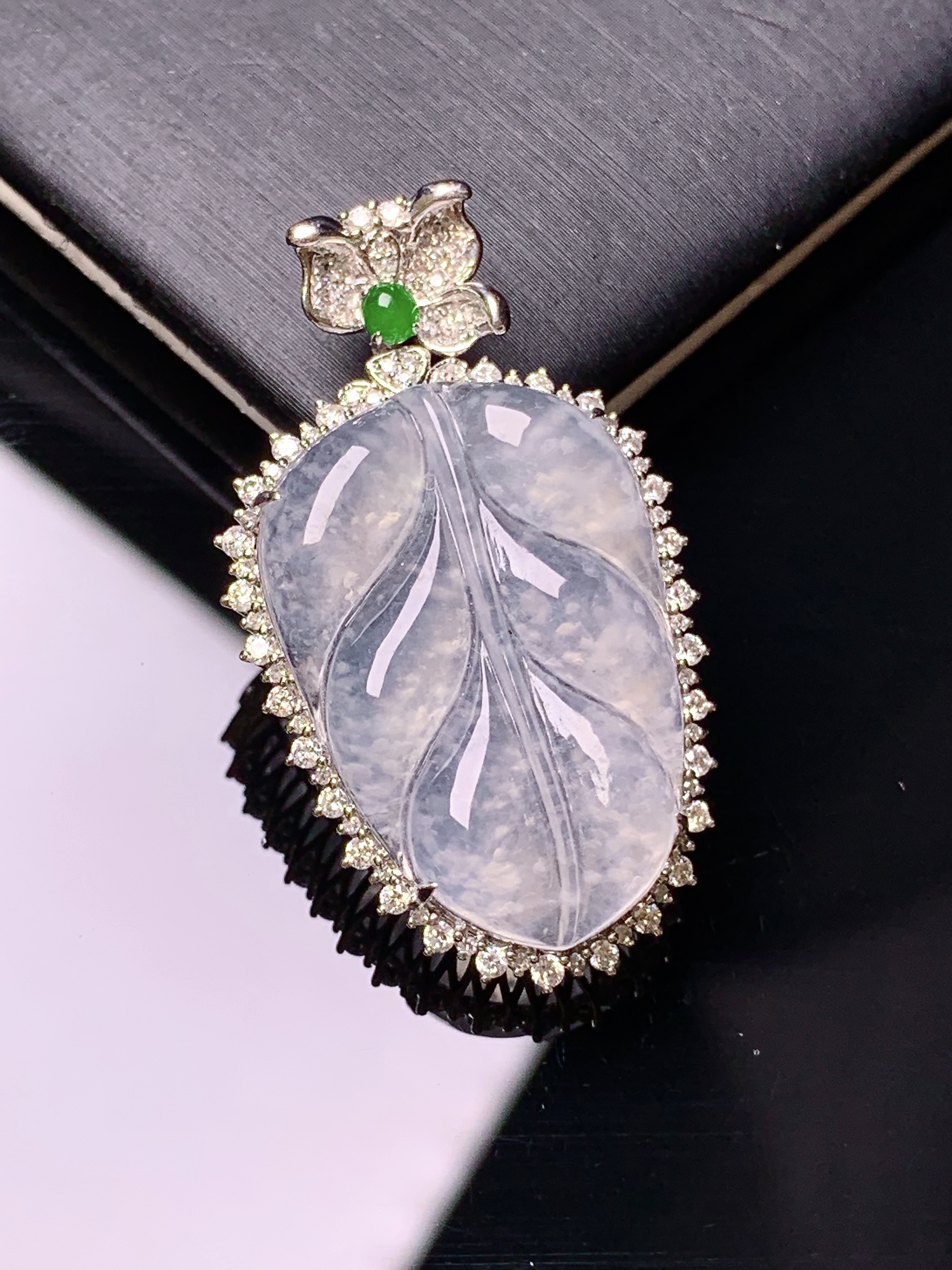 18k金钻镶嵌冰种树叶吊坠 玉质细腻 色泽艳丽清新 水润亮眼 整体尺寸35.6*20.2*7.5k1