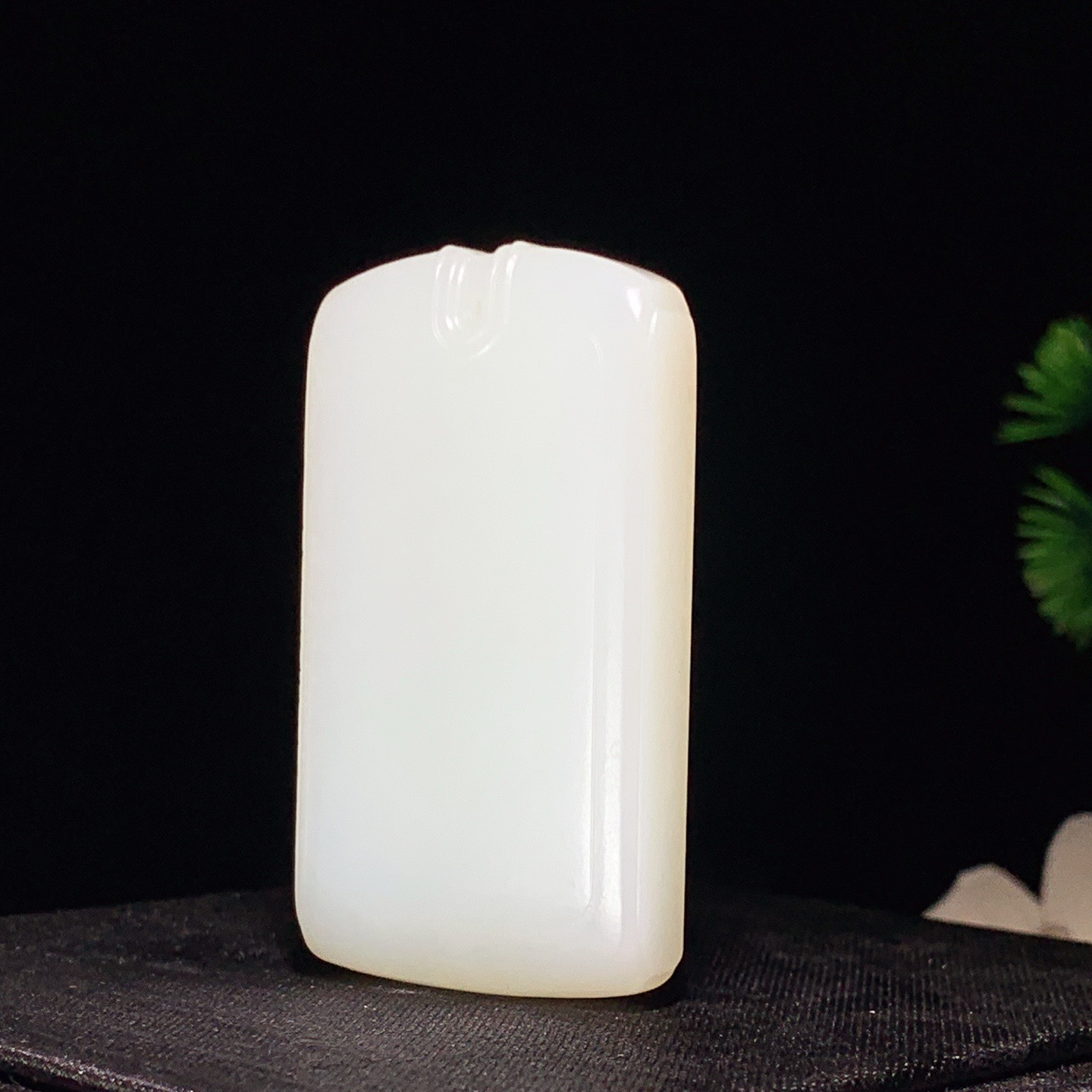 新疆和田玉白玉平安无事牌挂件 尺寸53/28/9重36克 玉质细腻油润 底色纯净 脂粉好，品质好。lt260410