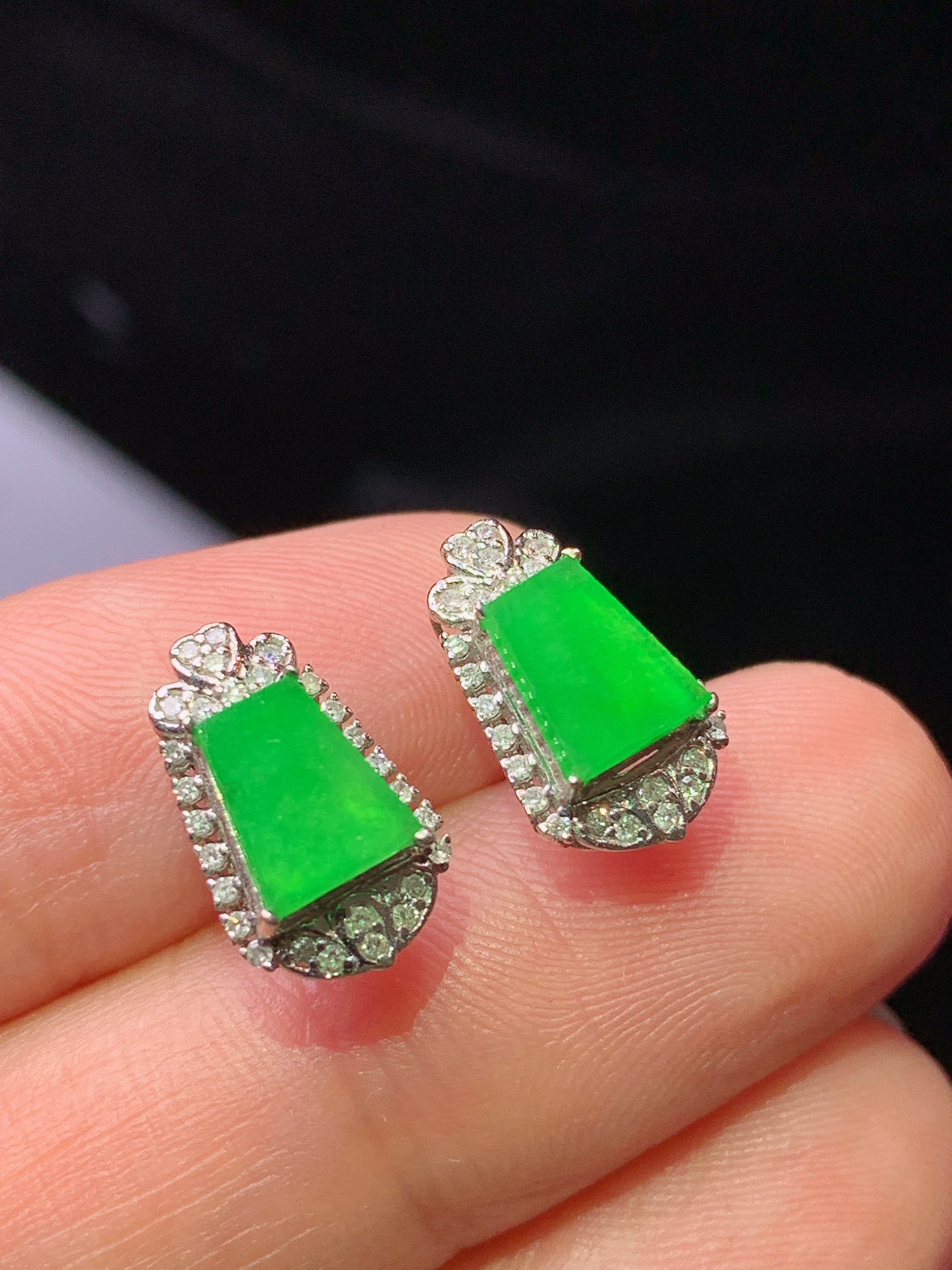 18k金钻镶嵌翠绿无事牌耳钉 玉质细腻 色泽艳丽清新 水润亮眼 整体尺寸12.6*7.5*5t3