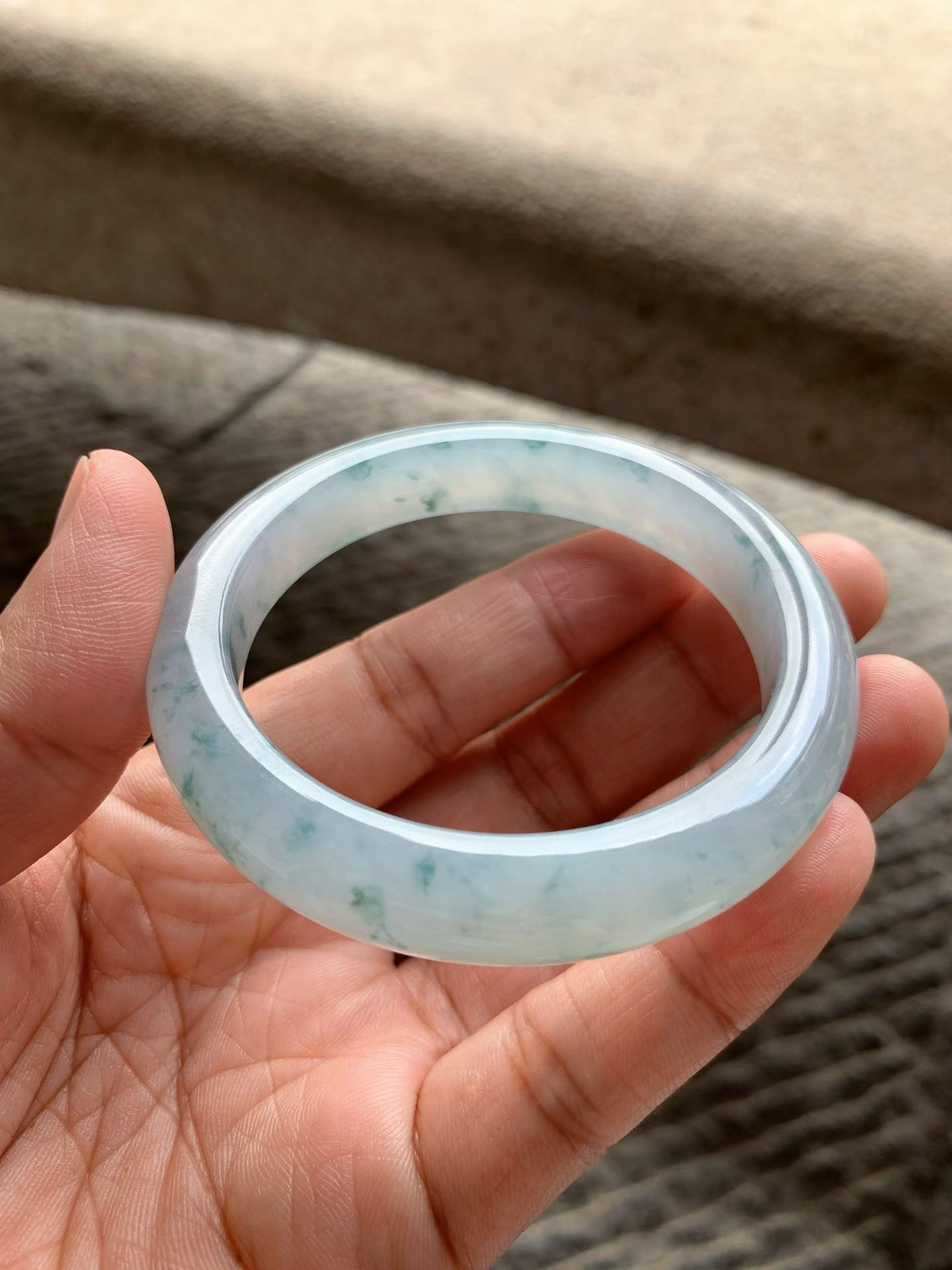 飘蓝花正圈手镯尺寸55.8*11*9 淡蓝底，通透冰凝，胶润水足蓝花灵气飘逸，清冷感拉满！