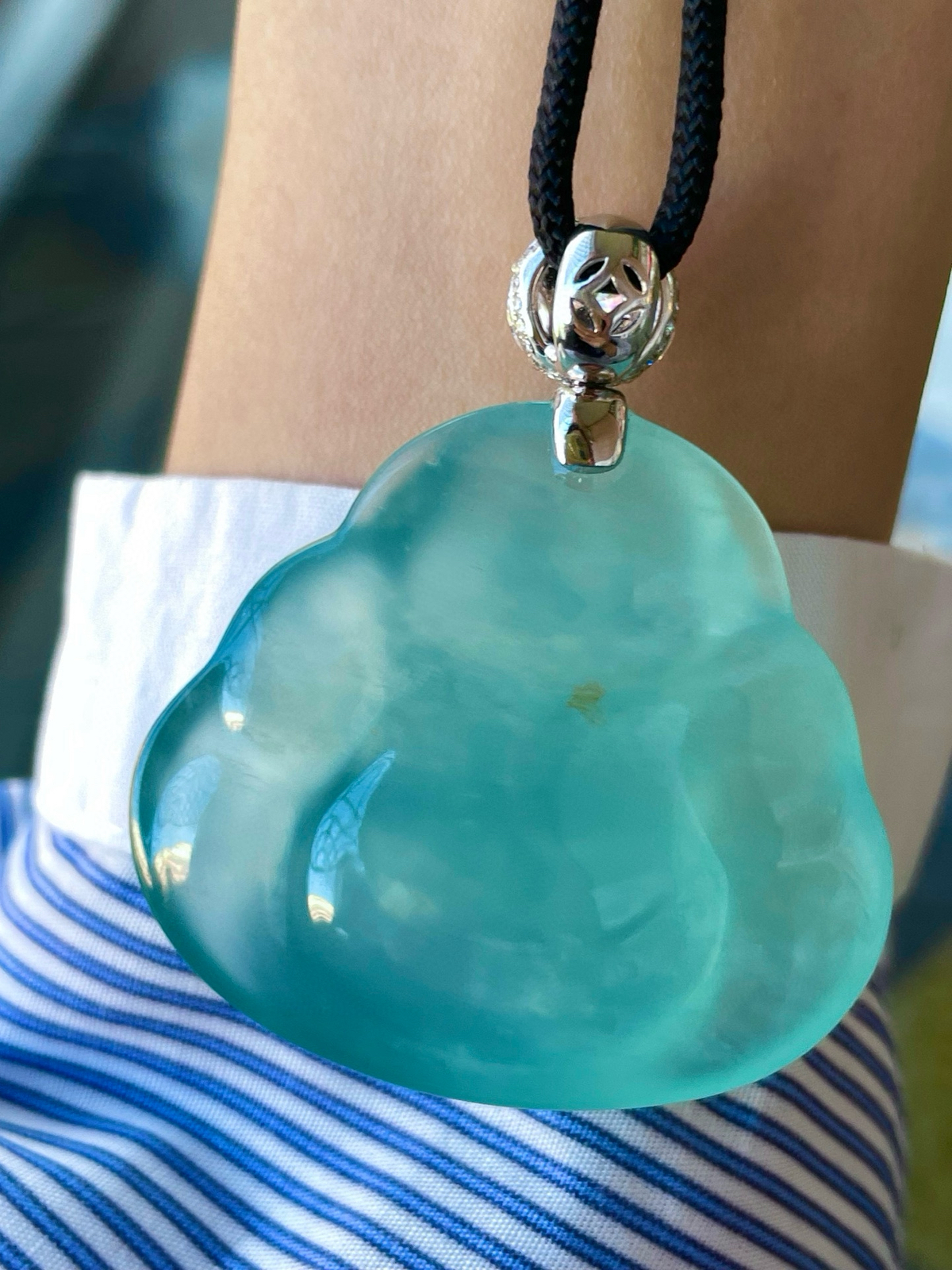 【天空蓝佛】冰正装观音，中等尺寸，冰感动人，通透闪耀，光可鉴人，佳品推荐。18k金钻镶嵌，裸石尺寸41.6*45.9*15.9毫米