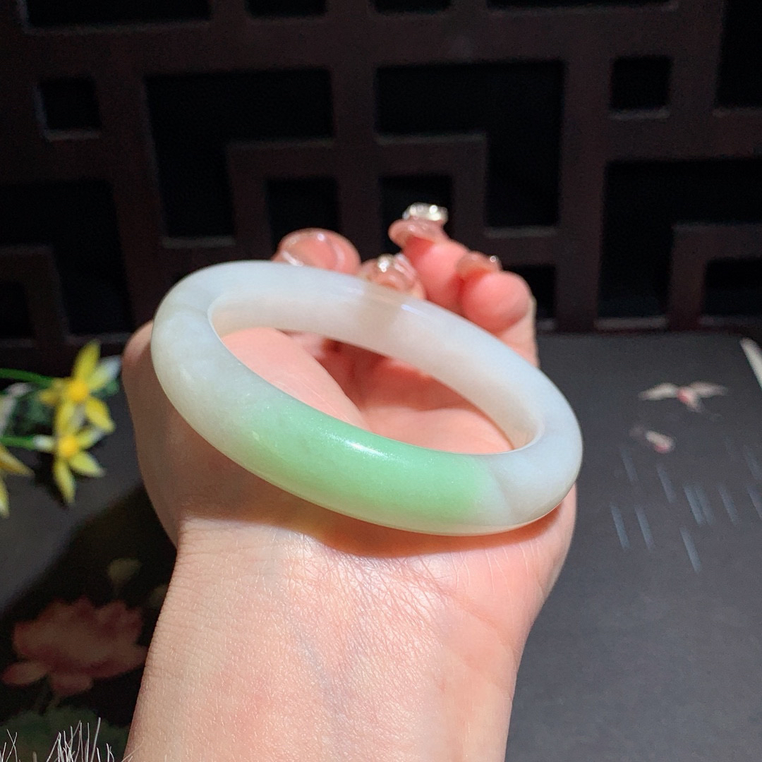 和田玉54.3圈口翠青手镯！玉质细腻油润 底色纯净 无裂无黑 脂粉好，品质