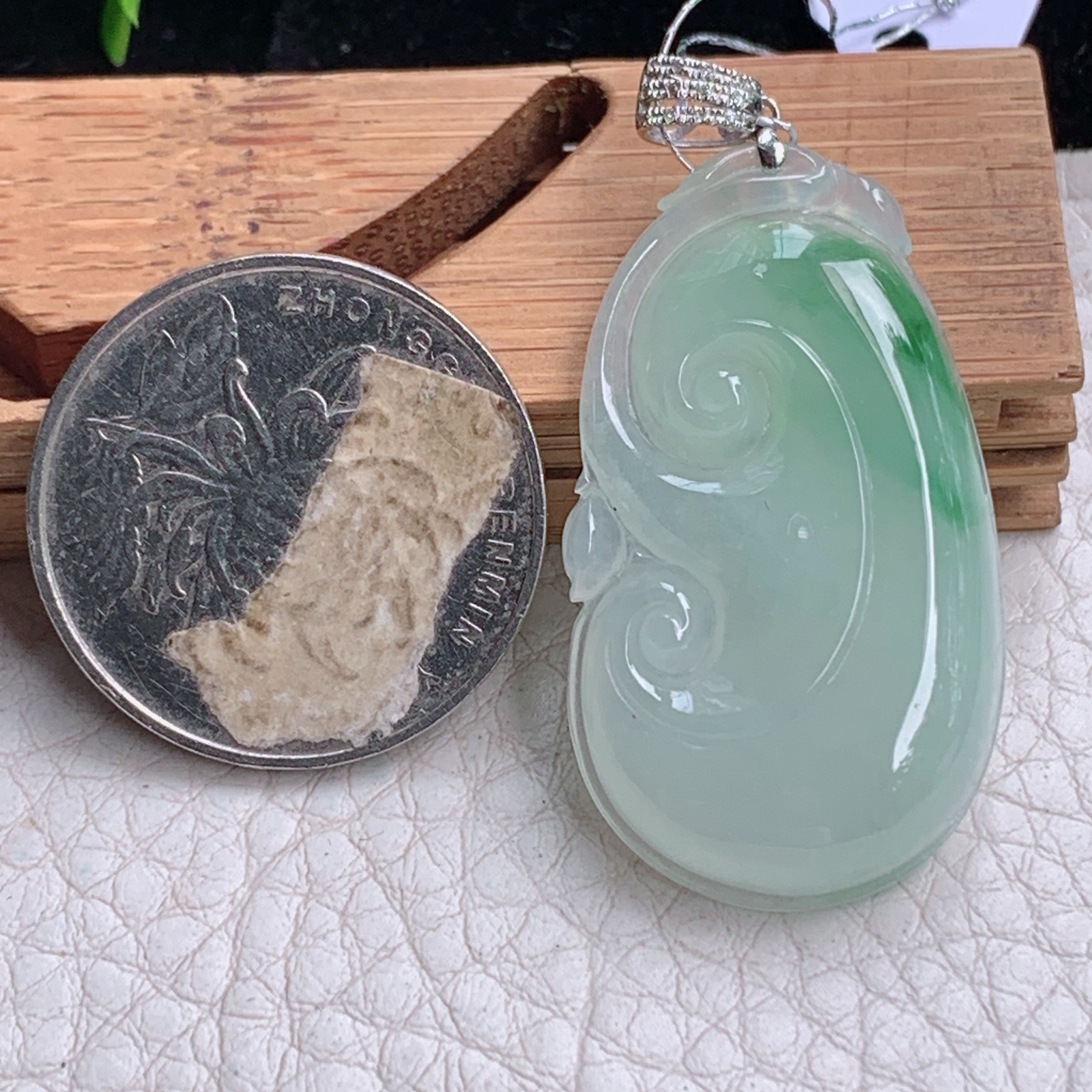 qxm实拍36.5*21*5.5天然缅甸翡翠a货冰飘绿饱满如意 玉如意玉吊坠