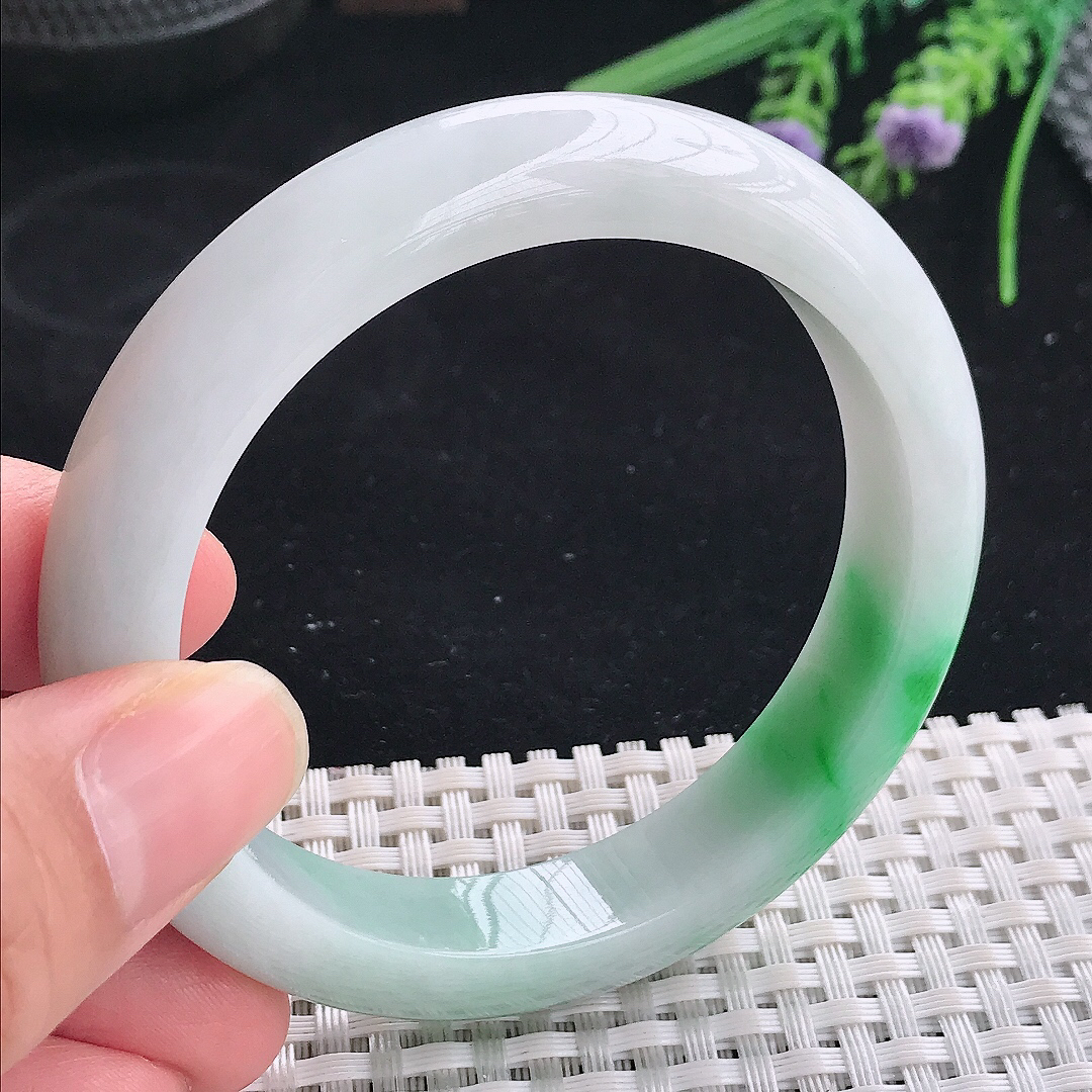 实拍A货翡翠56.8/12/8.5老坑精美冰润飘阳绿手镯宽边玉镯平安镯美人镯