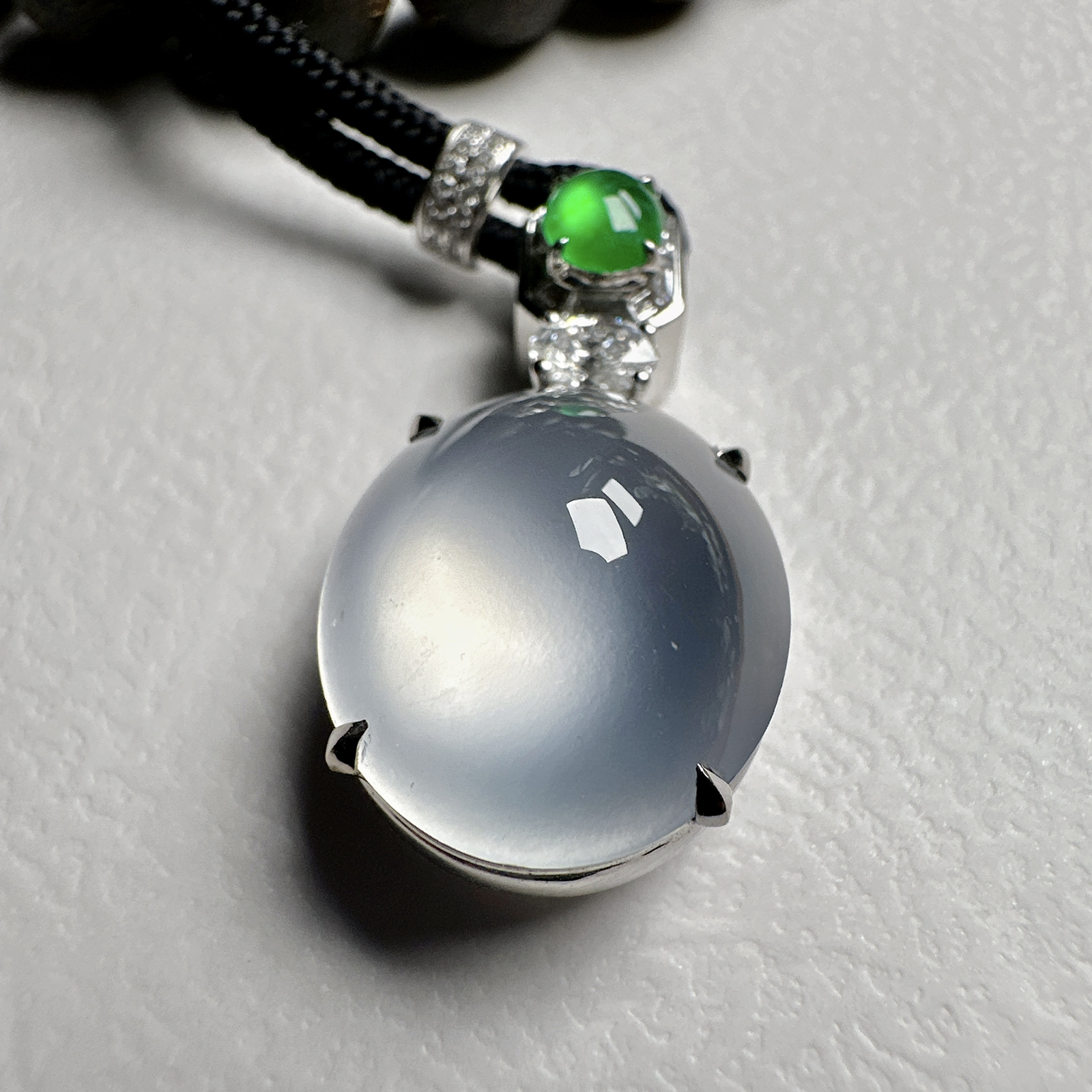 【玻璃蛋面吊坠】质地细腻清爽，玻璃色泽，荧光感强烈，18K金钻镶嵌，裸石尺寸17*15*8.6毫米