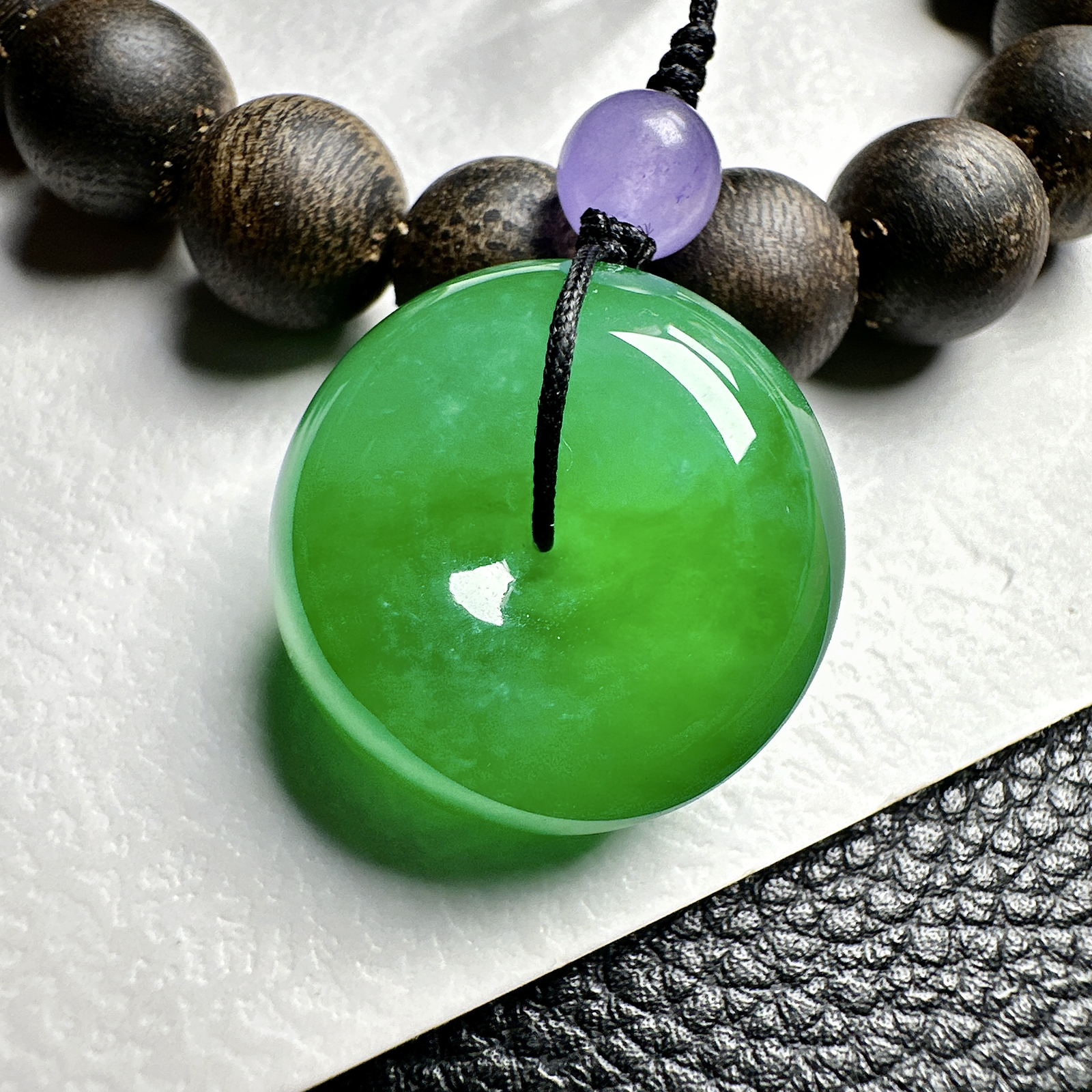 【冰种满绿平安扣】面包扣，很厚装，质地非常细腻，冰润十足，种老冰透，收藏品质。