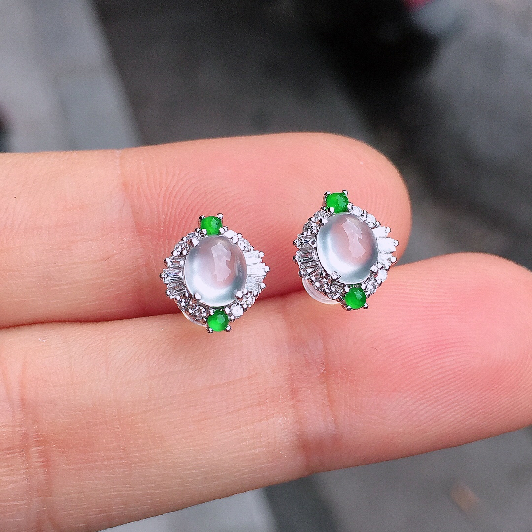 玻璃种蛋面耳钉，玉质细腻，荧光感超
强，饱满圆润，尽显优雅气质，18k
金豪华镶嵌