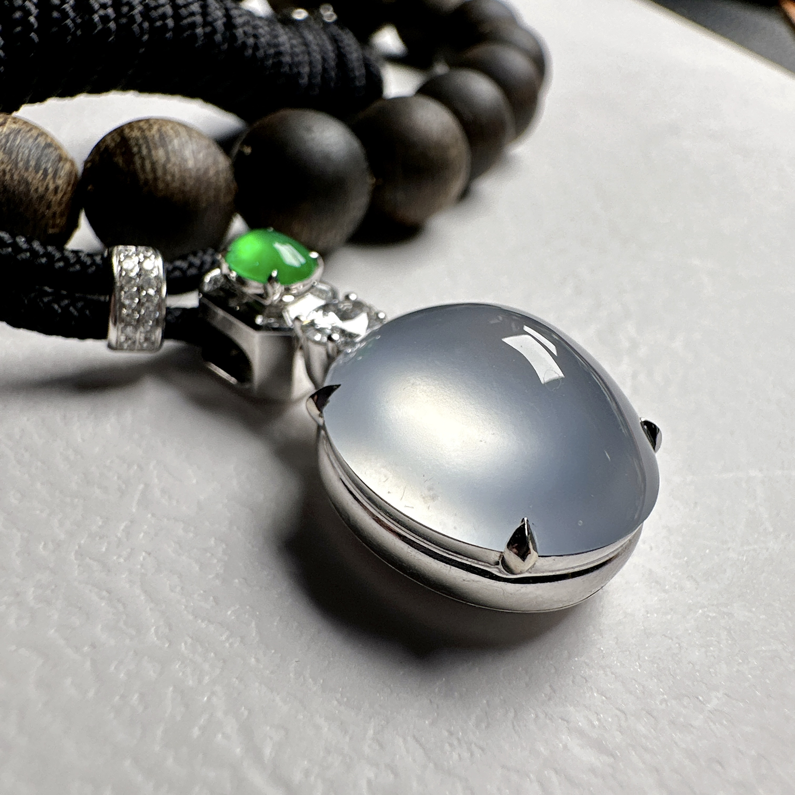 【玻璃蛋面吊坠】质地细腻清爽，玻璃色泽，荧光感强烈，18K金钻镶嵌，裸石尺寸17*15*8.6毫米