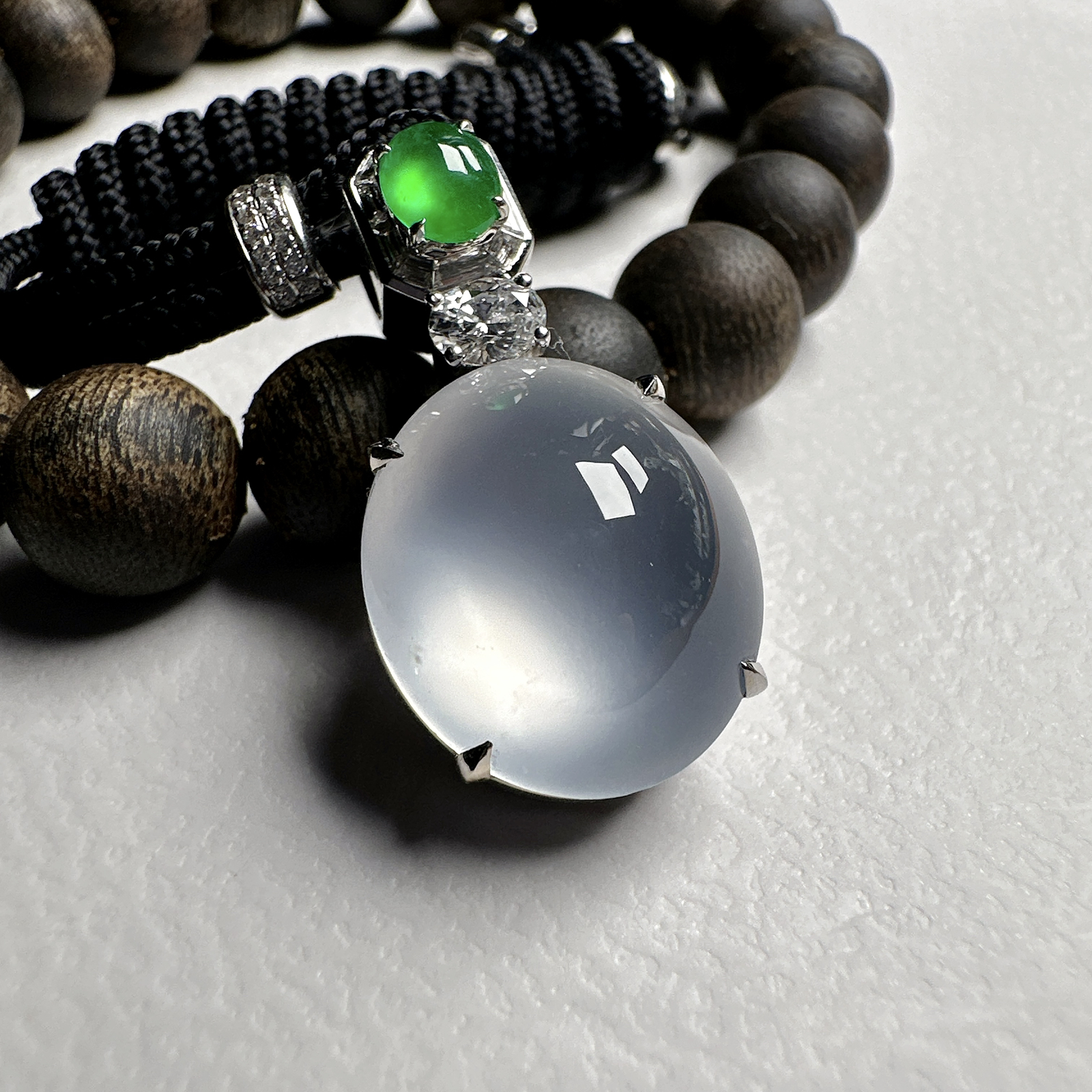 【玻璃蛋面吊坠】质地细腻清爽，玻璃色泽，荧光感强烈，18K金钻镶嵌，裸石尺寸17*15*8.6毫米