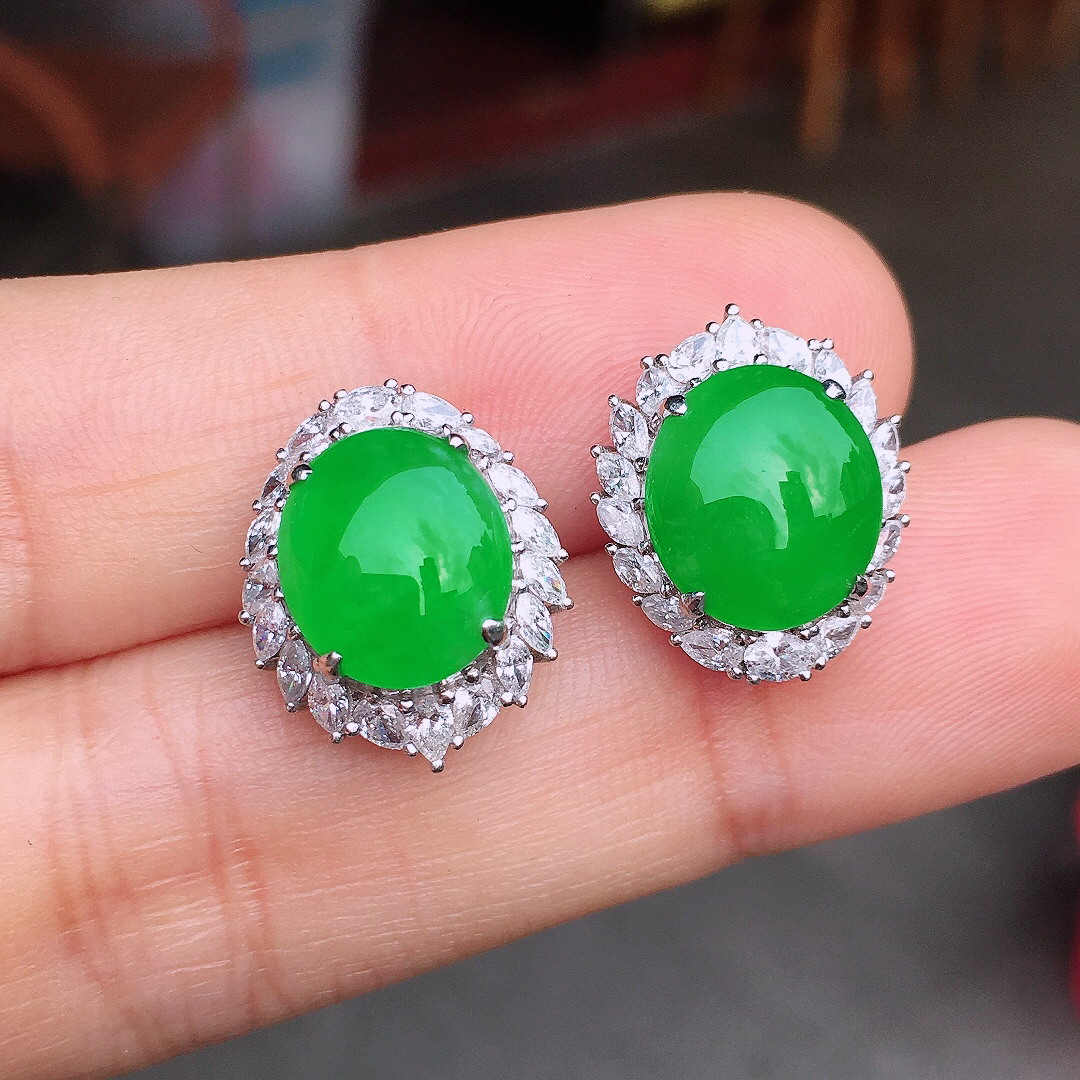 阳绿蛋面耳钉，色泽均匀艳丽，玉质细腻，荧光感超
强，饱满圆润，尽显优雅气质，18k
金豪华镶嵌