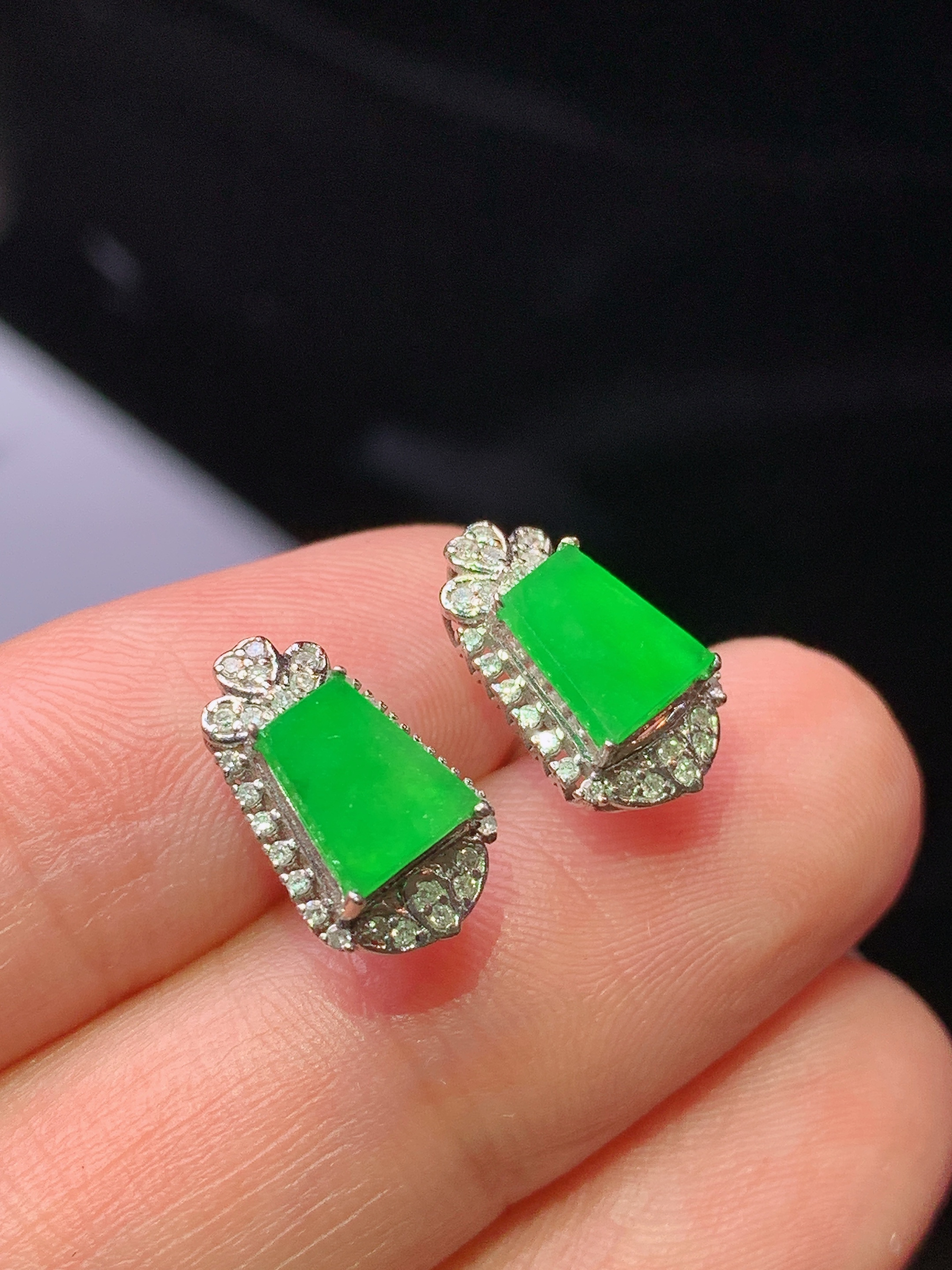 18k金钻镶嵌翠绿无事牌耳钉 玉质细腻 色泽艳丽清新 水润亮眼 整体尺寸12.6*7.5*5t3