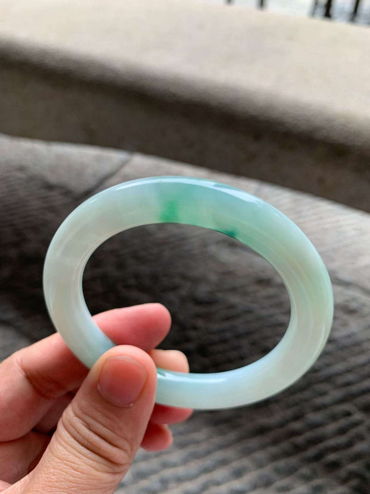 飘绿花圆条手镯尺寸53*9.8*9.5 种质细腻，釉洁水润，花色灵动鲜活，经典耐看