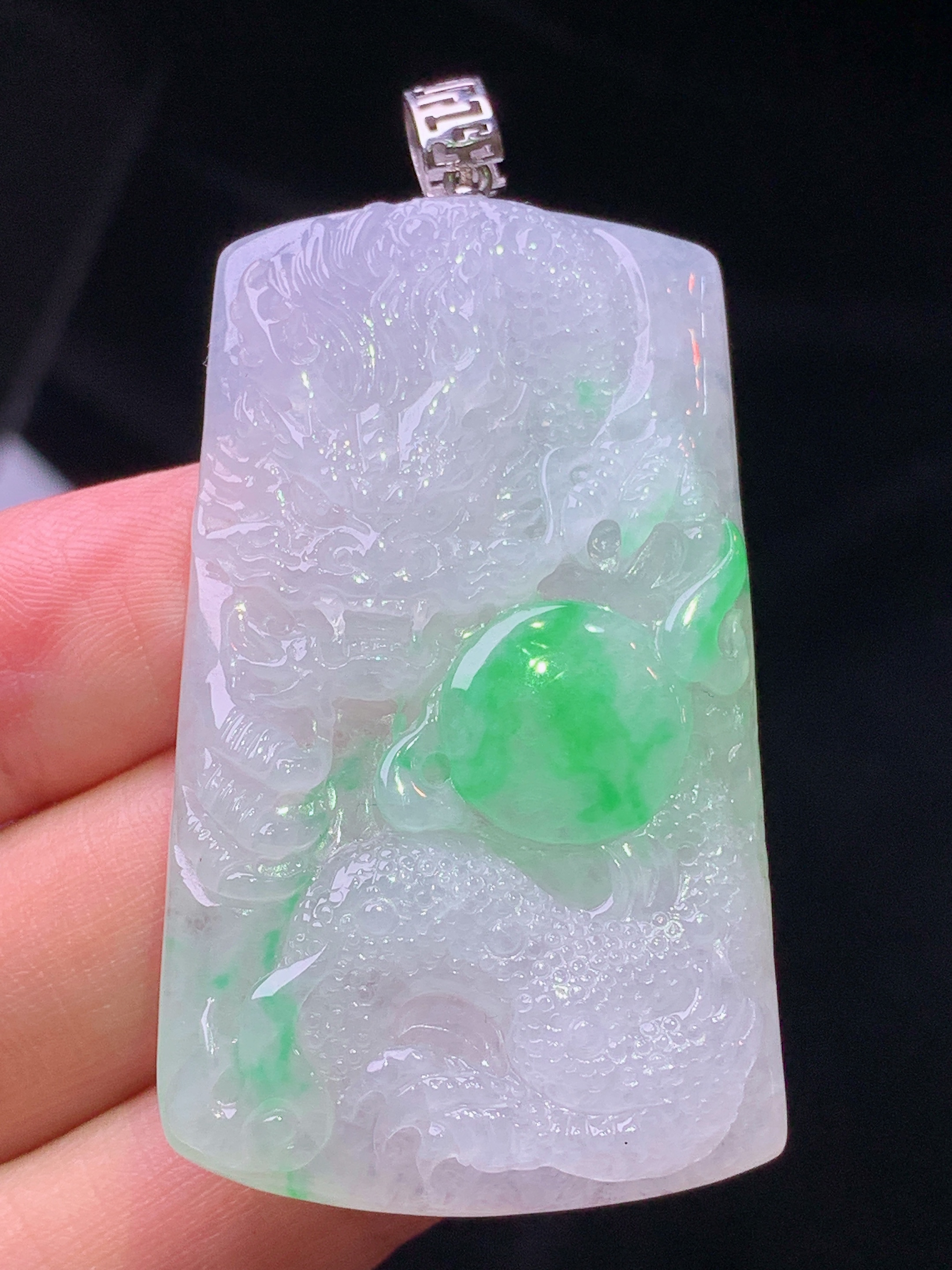 18k金镶嵌飘绿山水牌子吊坠 玉质细腻 色泽艳丽清新 水润亮眼 整体尺寸58*28.5*5.6x1