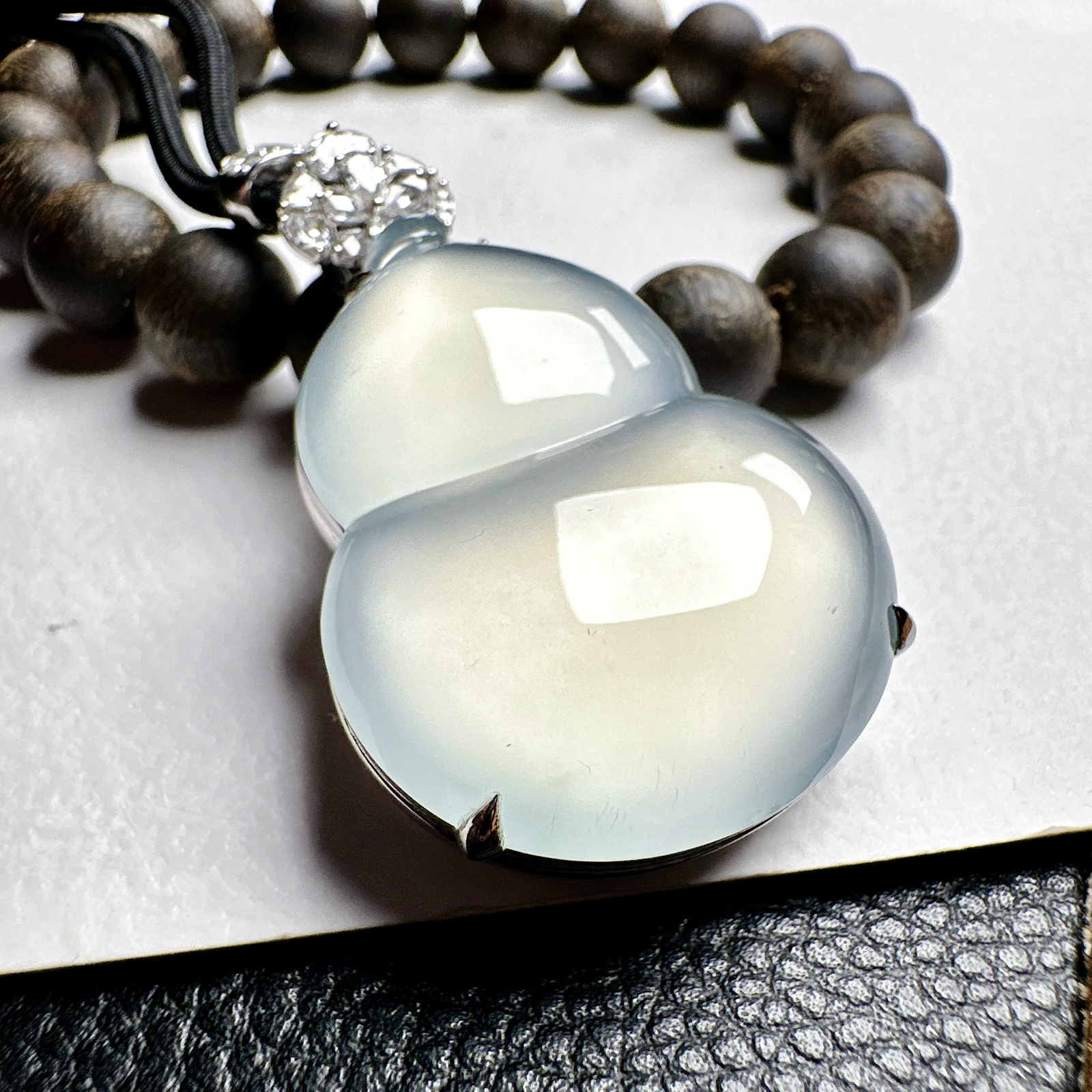 【玻璃种大葫芦吊坠】质地细腻清爽，荧光感强烈，荧光感强烈，饱满圆润，18K金钻镶嵌，裸石尺寸34.5*26.2*9.2毫米