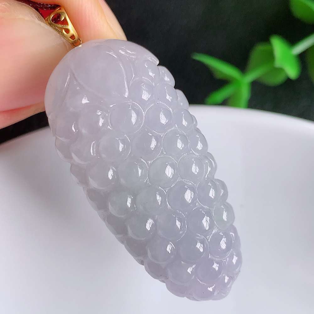 18k金扣自然光实拍，老坑紫罗兰多子多福吊坠，玉质细腻起胶，立体雕工精湛，色泽鲜艳，种老水足，饱满厚装，佩戴大气上档次！W01.8  尺寸：37.8-18-9mm