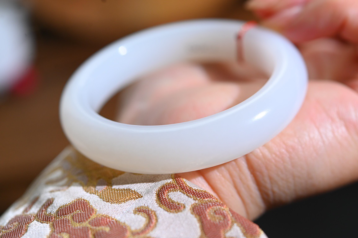 羊52羊脂白玉手镯和田玉山料手镯52圈口宽12厚9无裂无杂无水线特细腻 高脂粉，高品质，萦绕腕间时，古韵不失时尚，素雅不失品味，细腻光滑的触感，使人沉醉，气质高雅 魅力动人