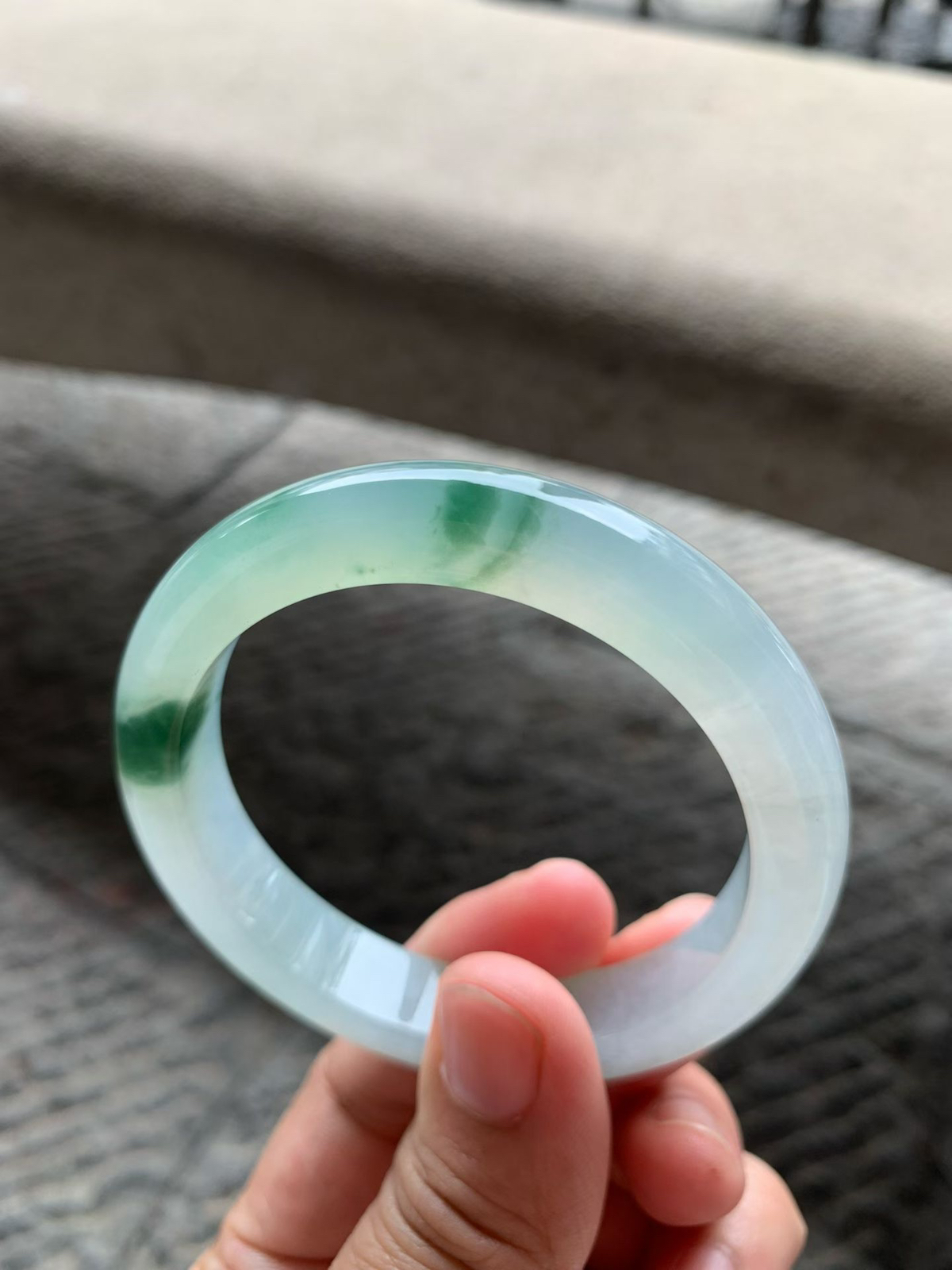 飘绿花正圈手镯尺寸54.5*11*8.5 老种通透，纯净细腻，胶润水足，绿花鲜亮有活力！