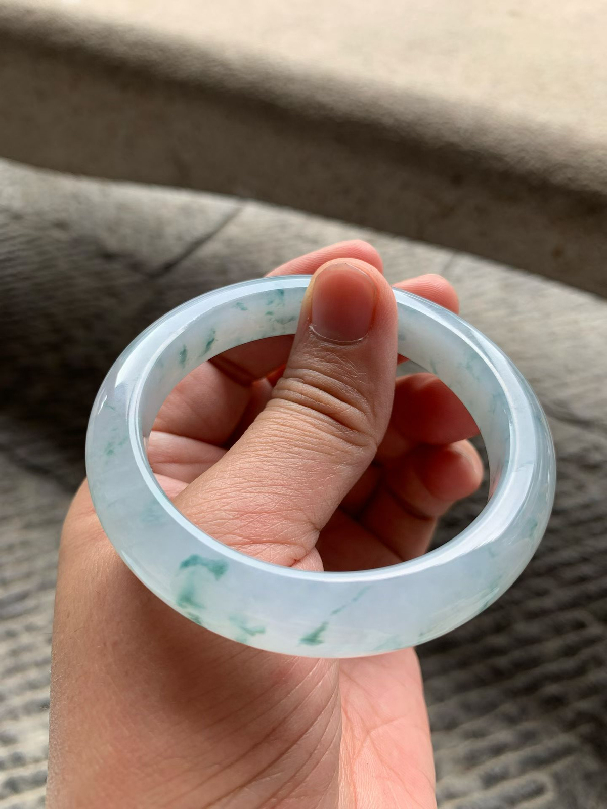 飘蓝花正圈手镯尺寸55.8*11*9 淡蓝底，通透冰凝，胶润水足蓝花灵气飘逸，清冷感拉满！