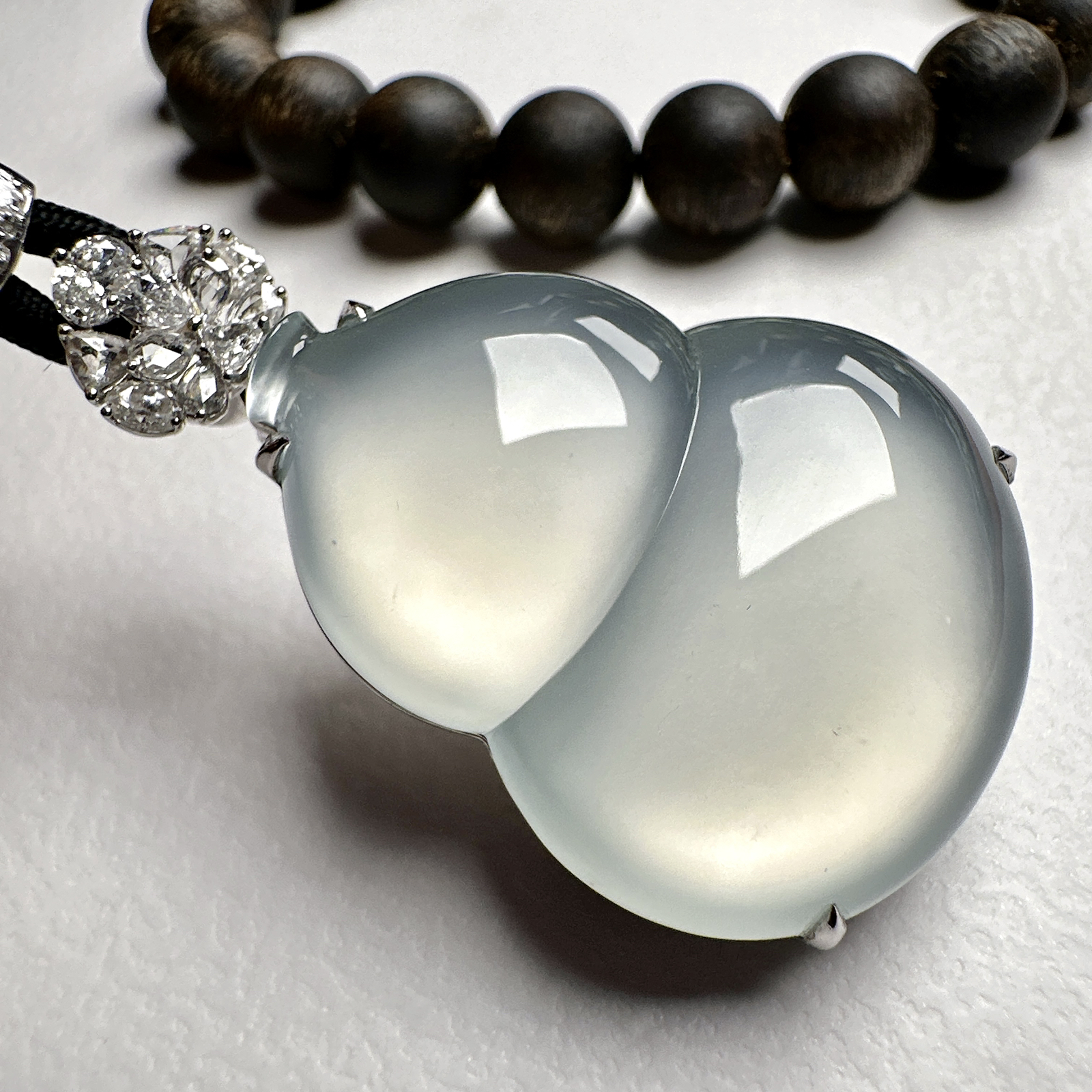 【玻璃种大葫芦吊坠】质地细腻清爽，荧光感强烈，荧光感强烈，饱满圆润，18K金钻镶嵌，裸石尺寸34.5*26.2*9.2毫米