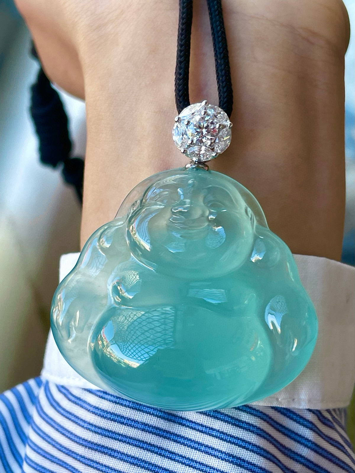 【天空蓝佛】冰正装观音，中等尺寸，冰感动人，通透闪耀，光可鉴人，佳品推荐。18k金钻镶嵌，裸石尺寸41.6*45.9*15.9毫米