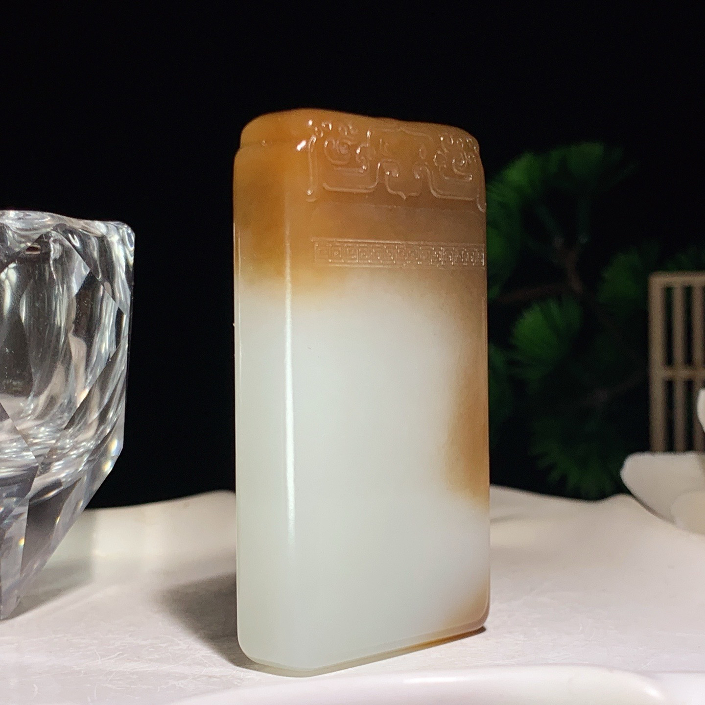 新疆且末糖平安无事牌挂件。尺寸58/32/13重64.7克。玉质细腻油润。手推出油。佩戴高端典雅。l