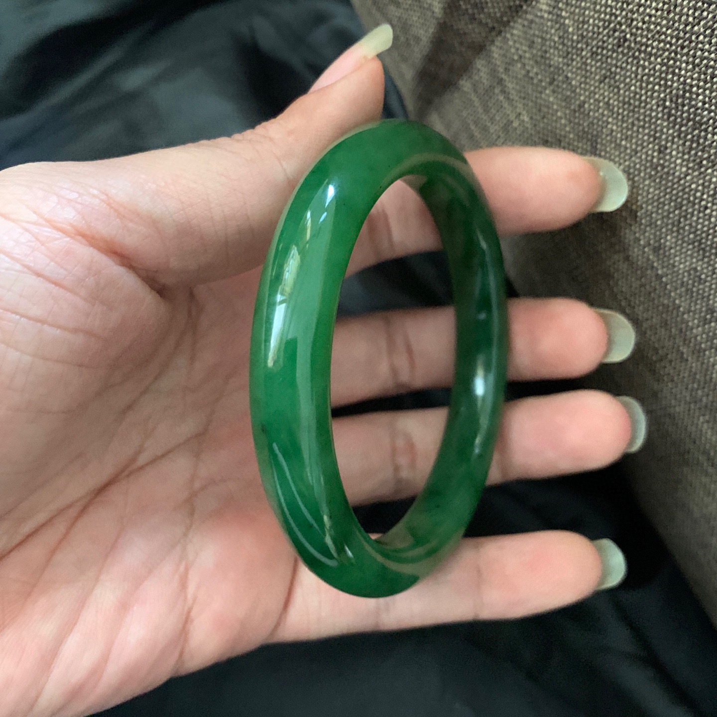 61圈口和田玉碧玉阳绿色手镯，和田玉61圈口手镯，镯型古朴典雅。在诗情画意的雨巷相遇，你是我腕间的一