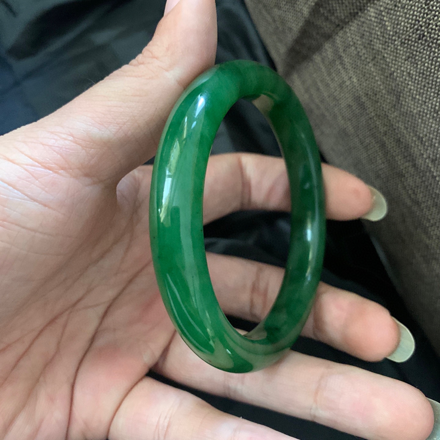 61圈口和田玉碧玉阳绿色手镯，和田玉61圈口手镯，镯型古朴典雅。在诗情画意的雨巷相遇，你是我腕间的一抹风情，有你眸有深情.清风荡漾湖间静水，我愿俯身低眉，在烟波涟漪处寻