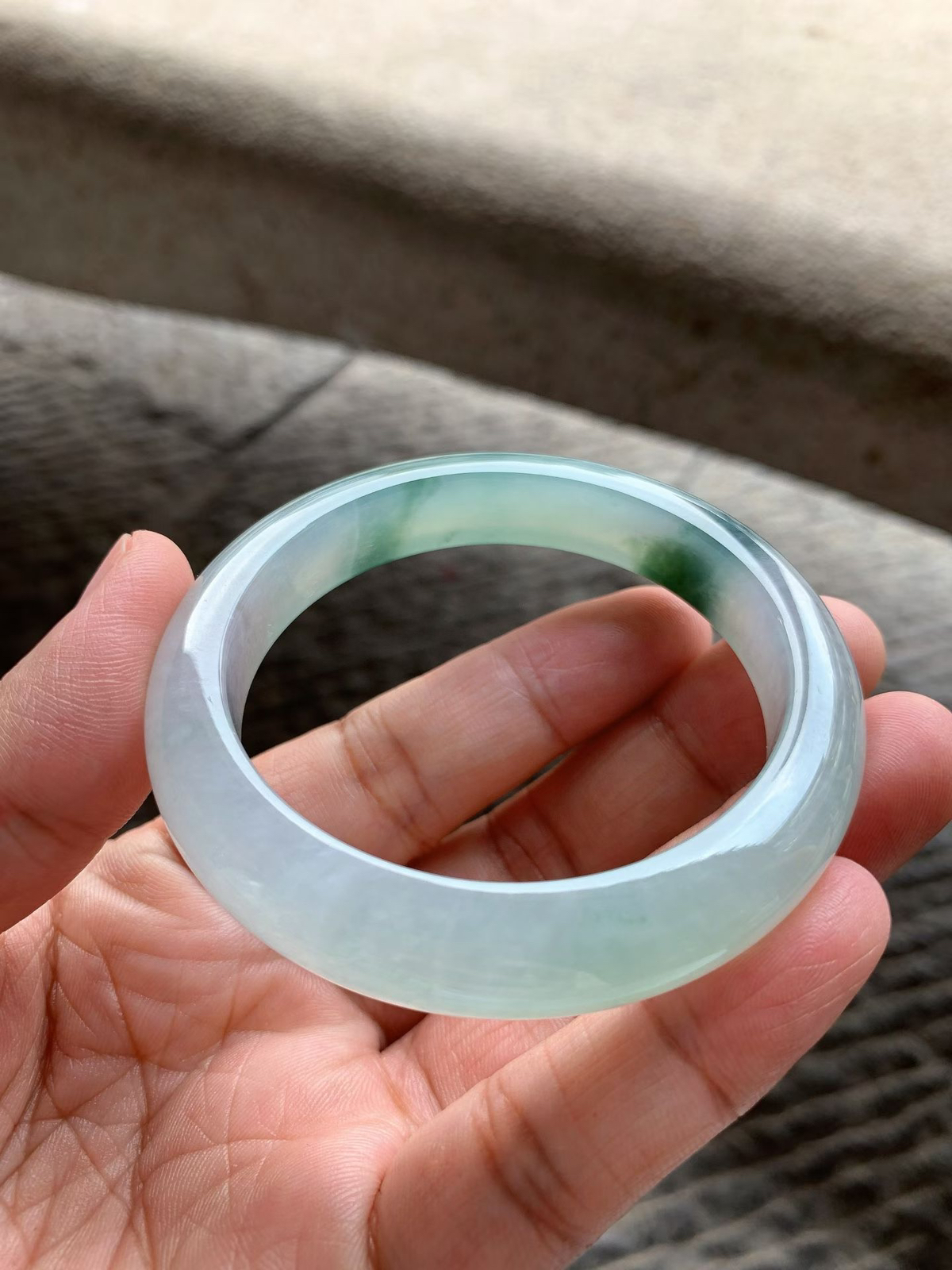 飘绿花正圈手镯尺寸54.5*11*8.5 老种通透，纯净细腻，胶润水足，绿花鲜亮有活力！