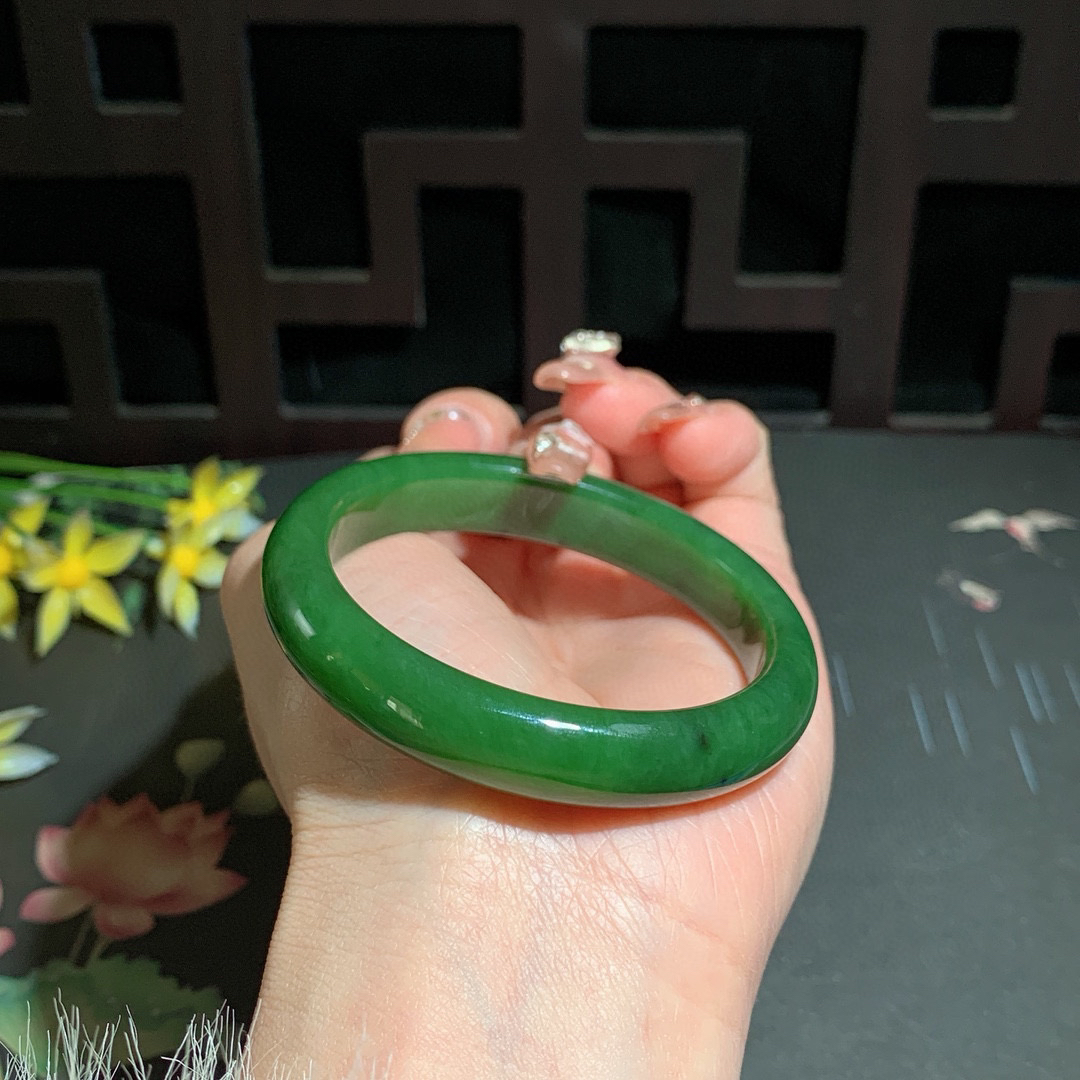 和田玉52.8圈口菠菜绿碧玉手镯！玉质细腻油润 底色纯净 无裂无棉 脂粉好，品质高。