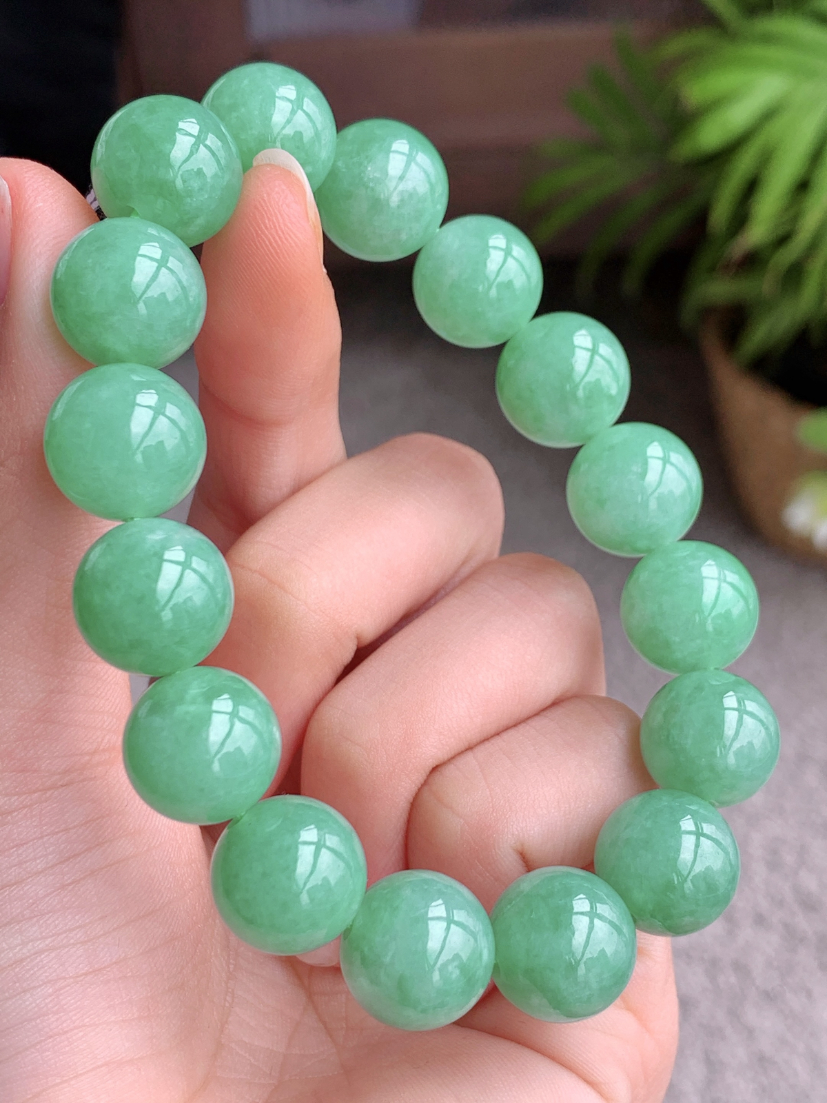 【珠子】冰甜阳绿手串圆珠子手串
【说明】缅料 性价比高  
【尺寸】12.6mm..