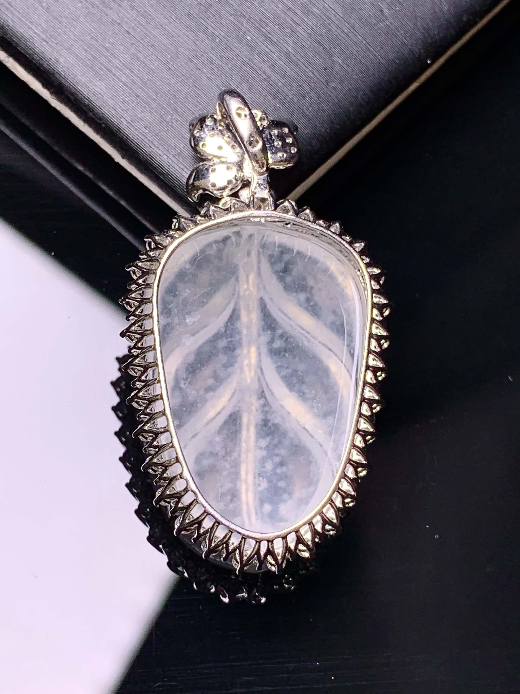 18k金钻镶嵌冰种树叶吊坠 玉质细腻 色泽艳丽清新 水润亮眼 整体尺寸35.6*20.2*7.5k1