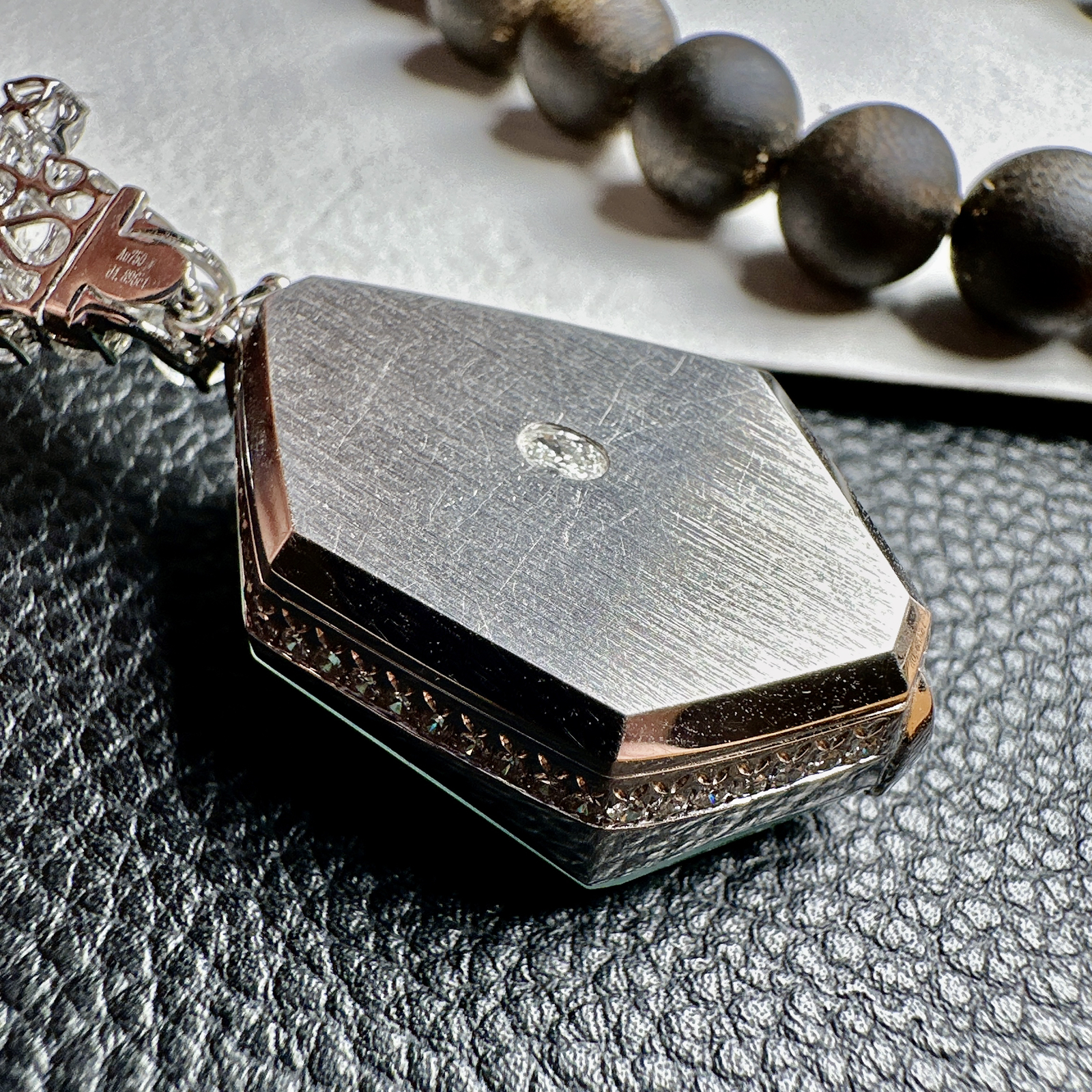 【冰种天空蓝随形吊坠】质地非常细腻干净，冰润十足，种老冰透，收藏品质。18k金钻镶嵌，裸石尺寸33*21*9.8毫米