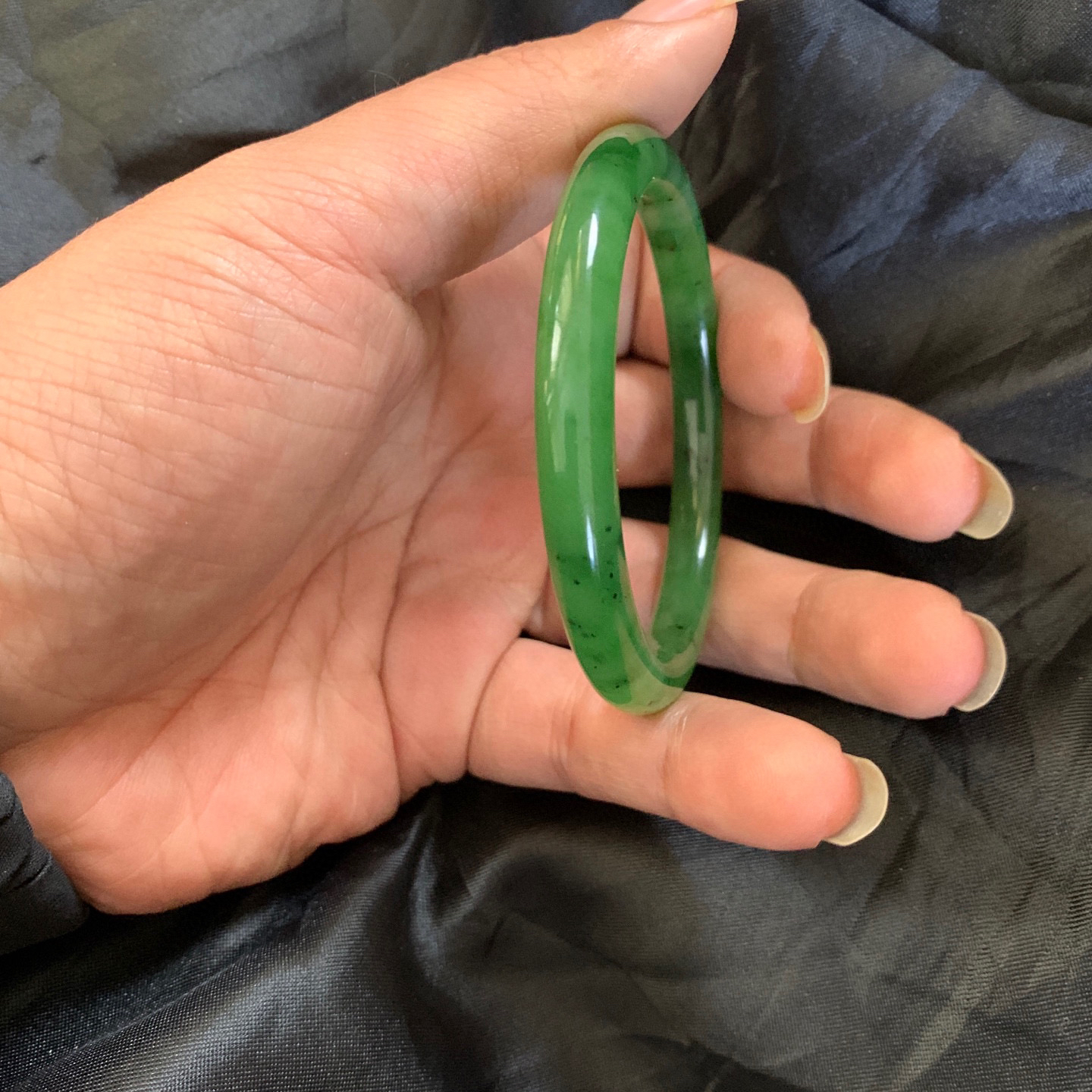 55圈口和田玉碧玉阳绿色手镯，和田玉55圈口手镯，镯型古朴典雅。在诗情画意的雨巷相遇，你是我腕间的一